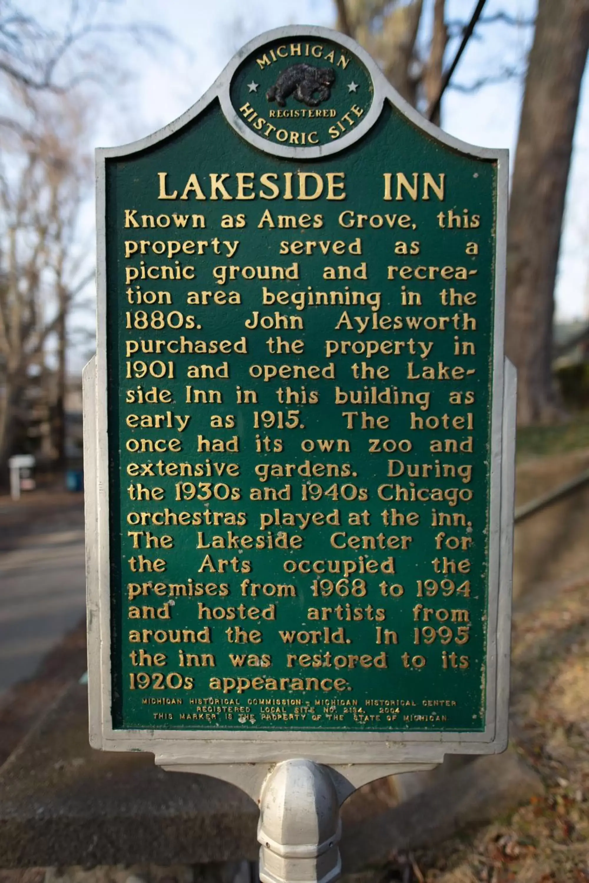 Logo/Certificate/Sign in Lakeside Inn