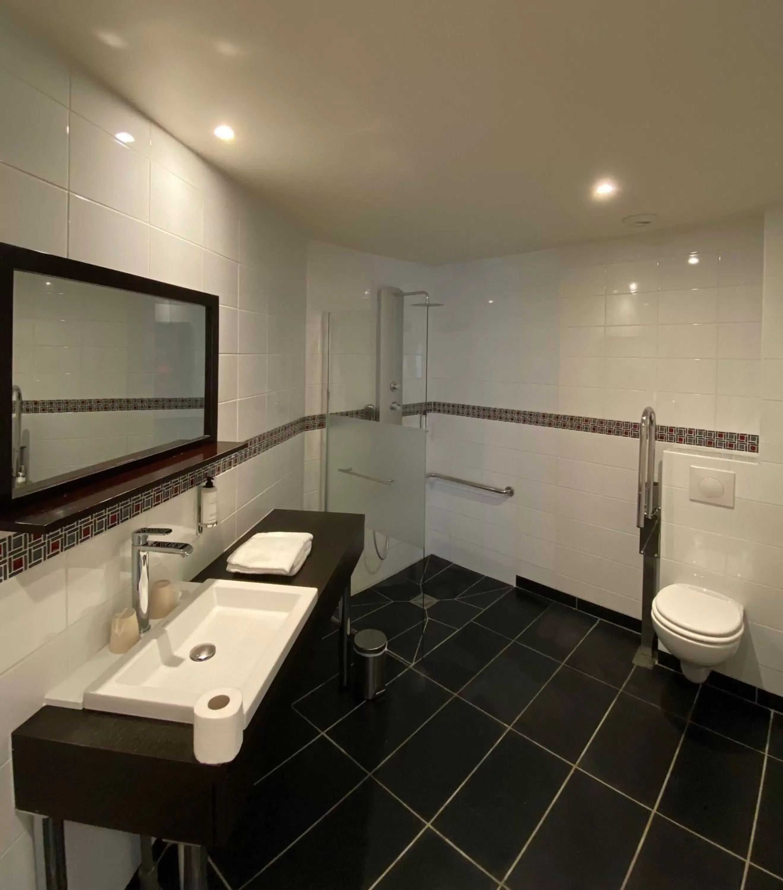 Shower, Bathroom in Mayrena Hotel Restaurant - Destination Le Tréport Mers