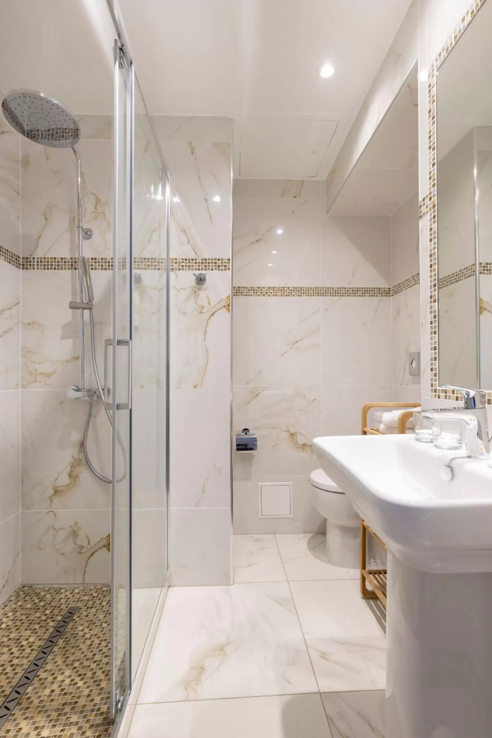 Bathroom in The Originals Boutique, Hôtel des Orangers, Cannes (Inter-Hotel)