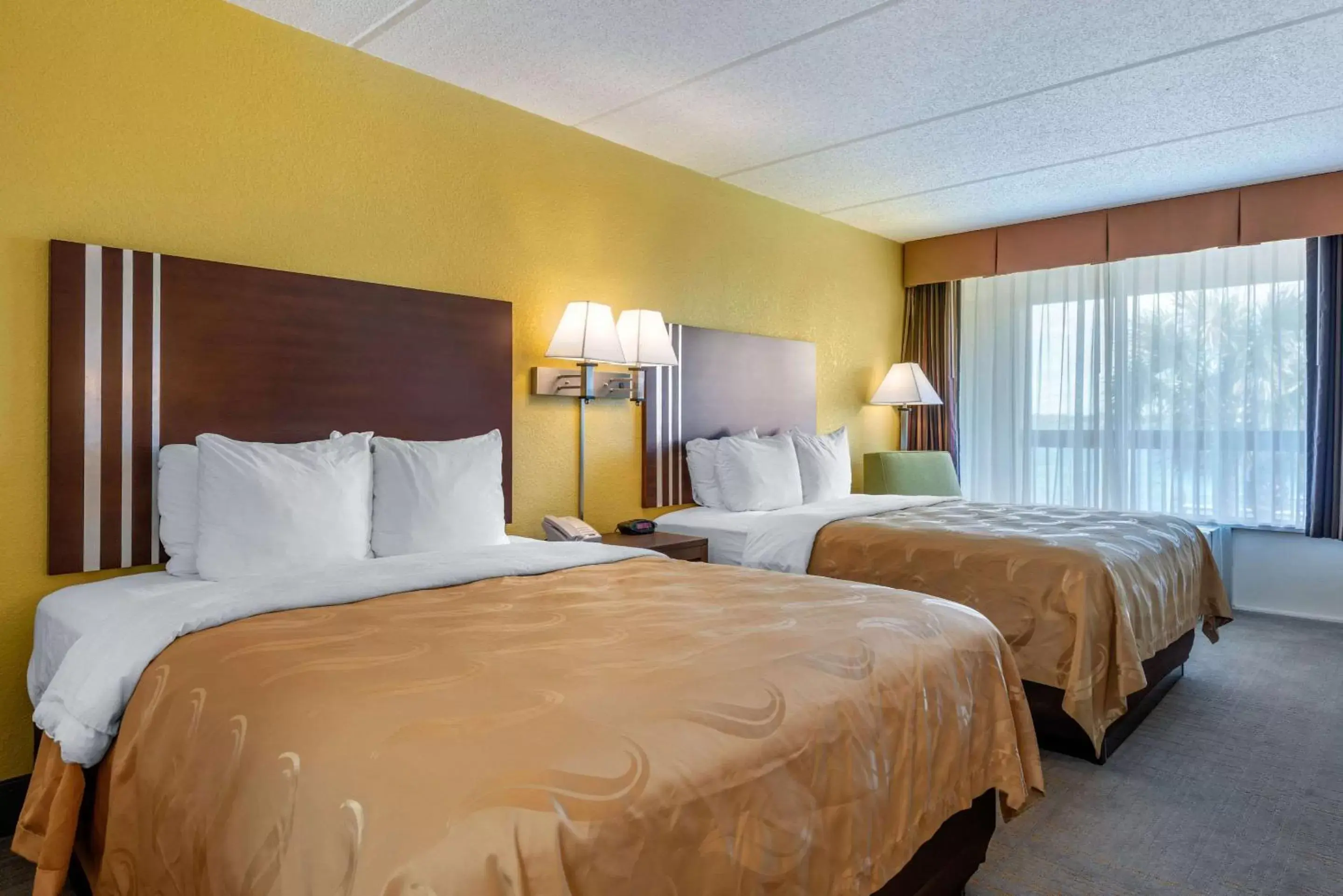 Photo of the whole room, Bed in Quality Inn and Suites Riverfront