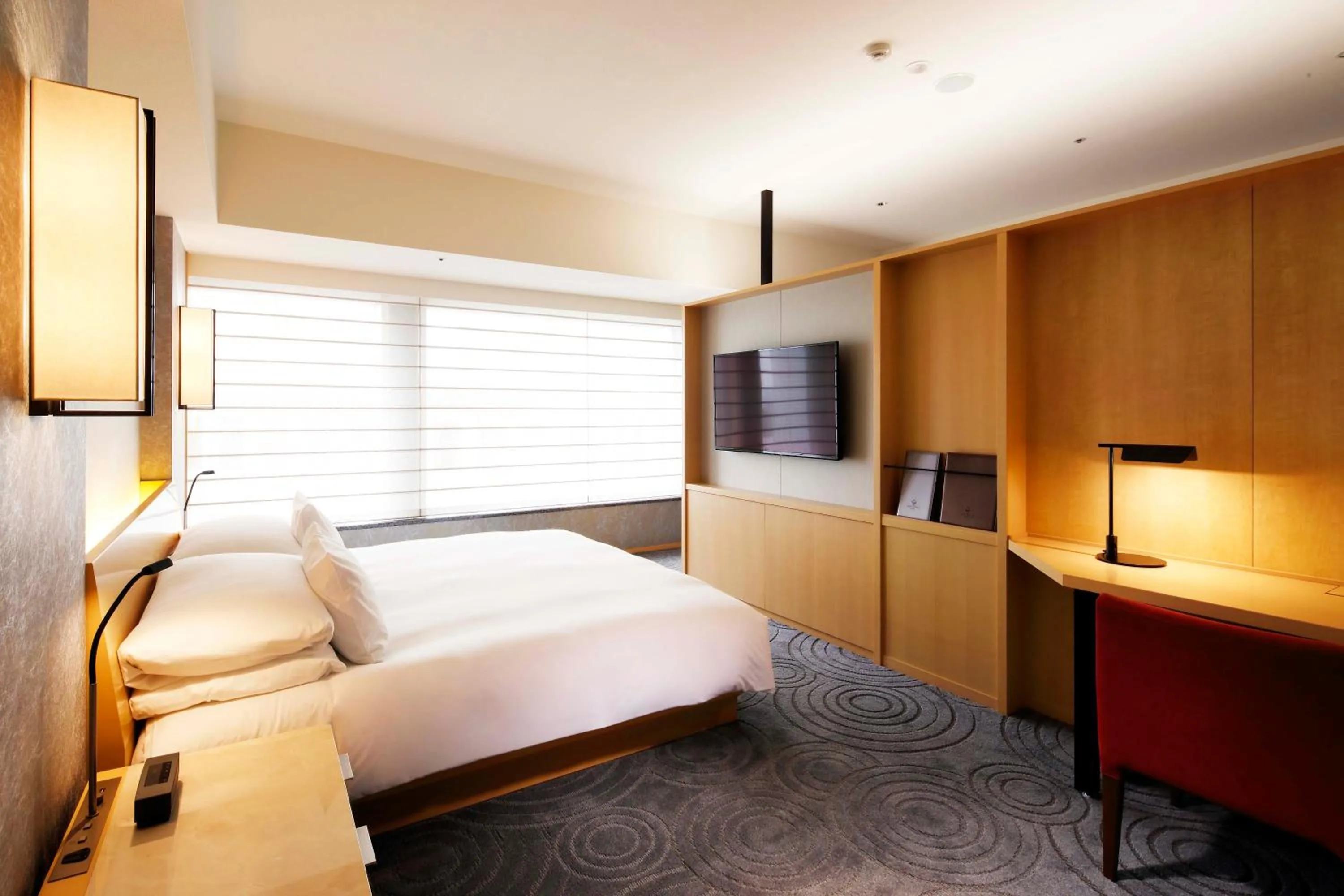 Photo of the whole room, Bed in The Capitol Hotel Tokyu