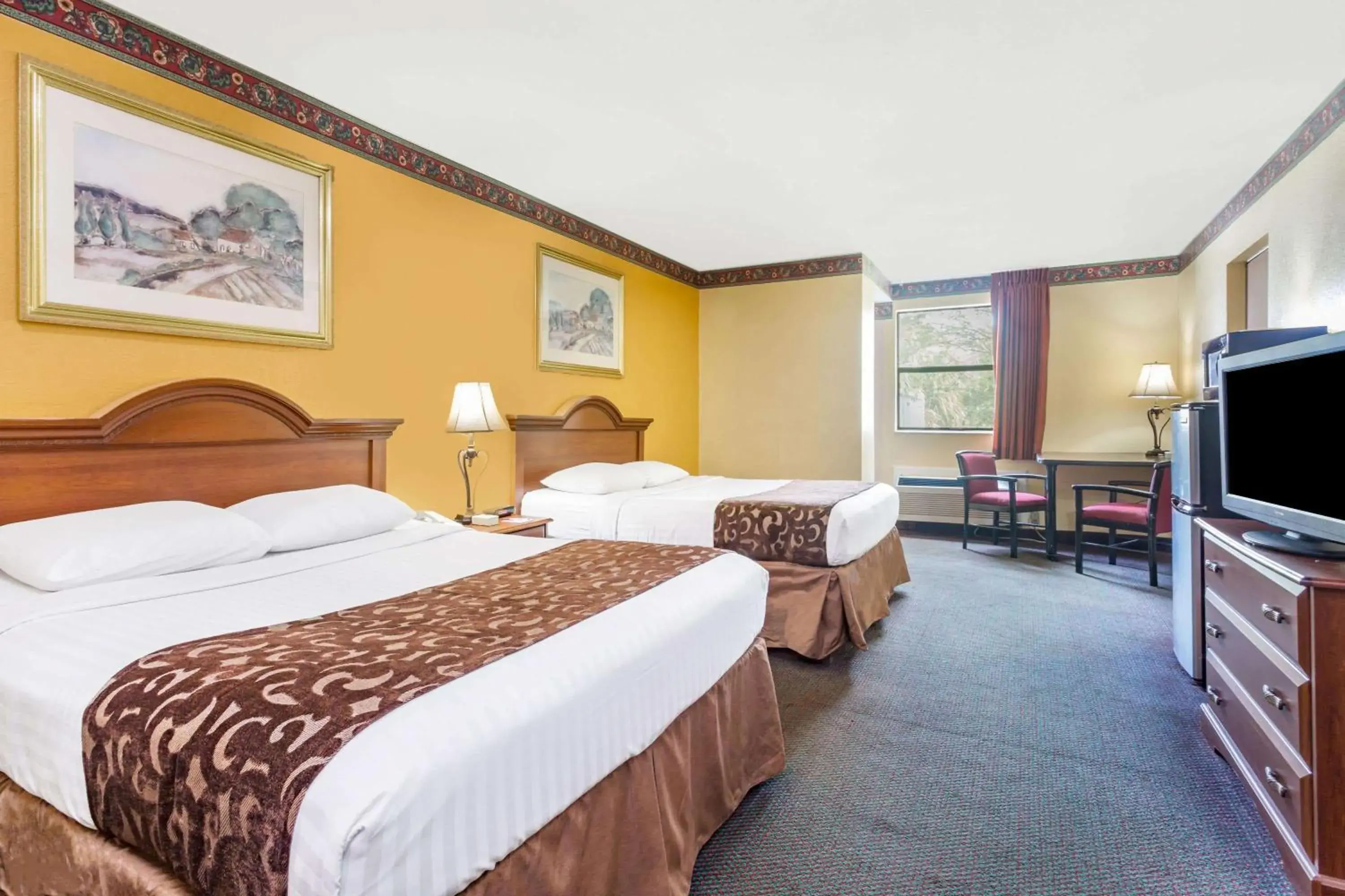 Photo of the whole room, Bed in Howard Johnson by Wyndham Lake City