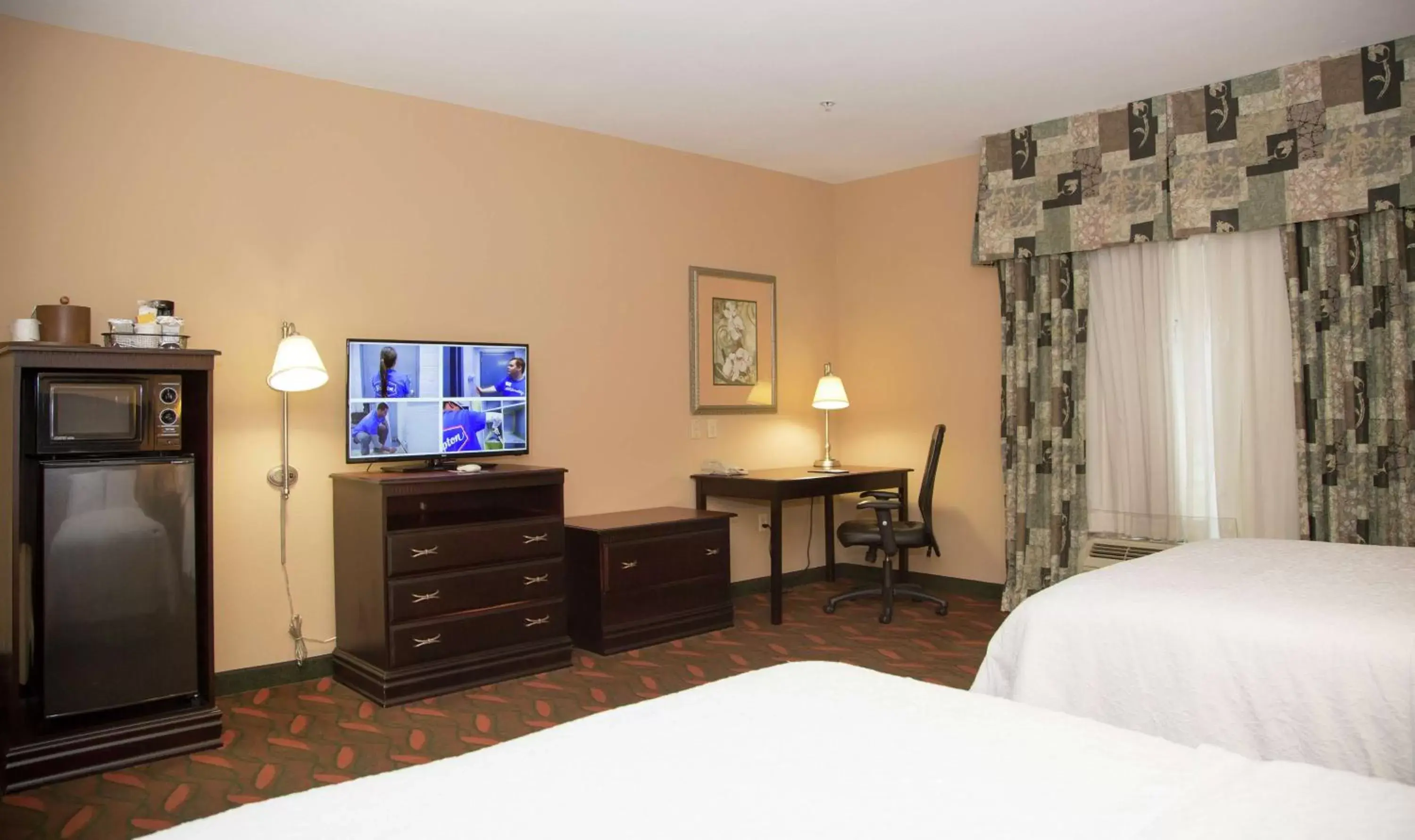 Bedroom, TV/Entertainment Center in Hampton Inn & Suites Houston Rosenberg