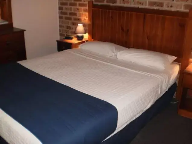 Bed in Lake Haven Motor Inn