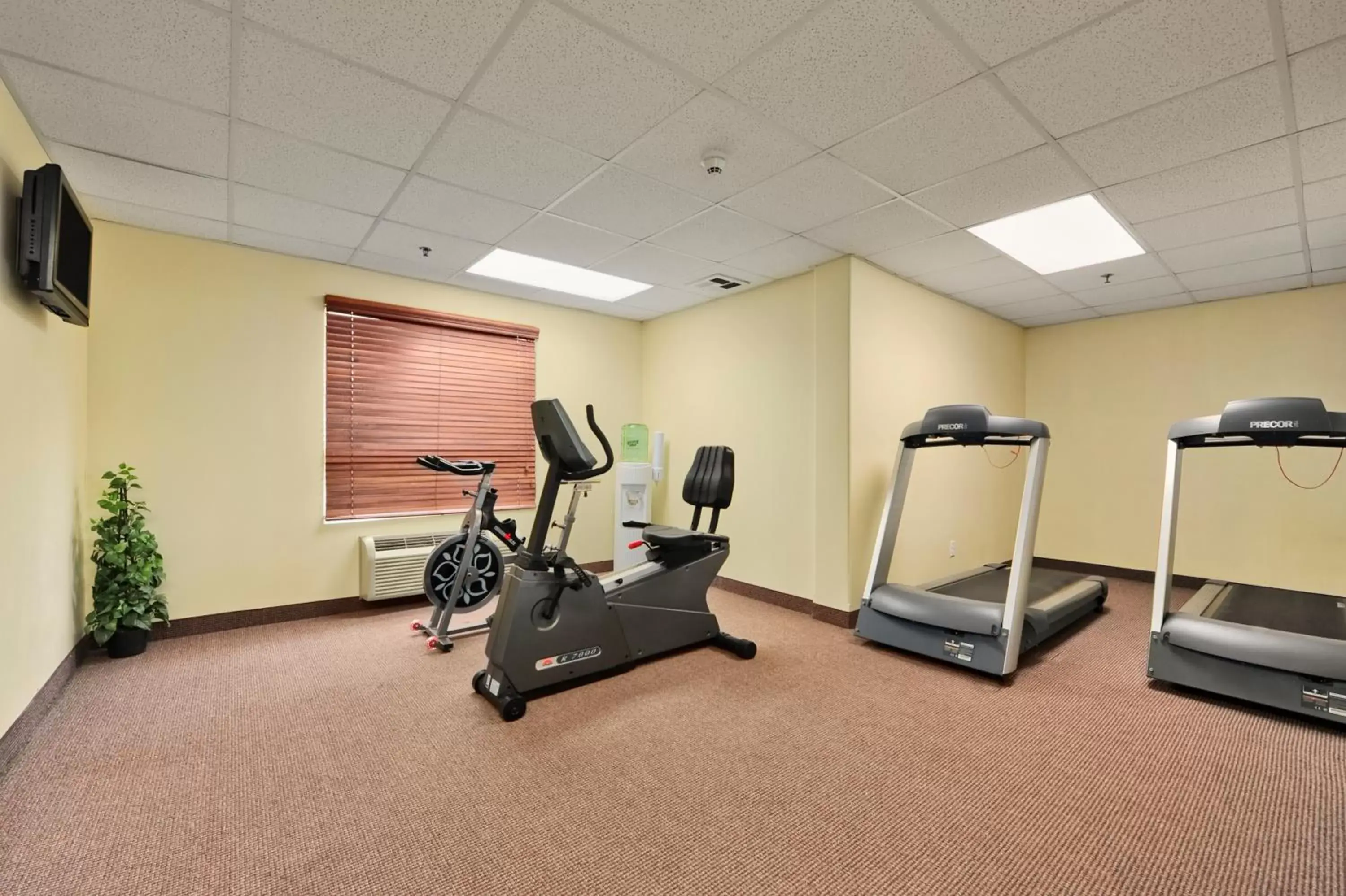 Fitness centre/facilities, Fitness Center/Facilities in Super 8 by Wyndham Barrie