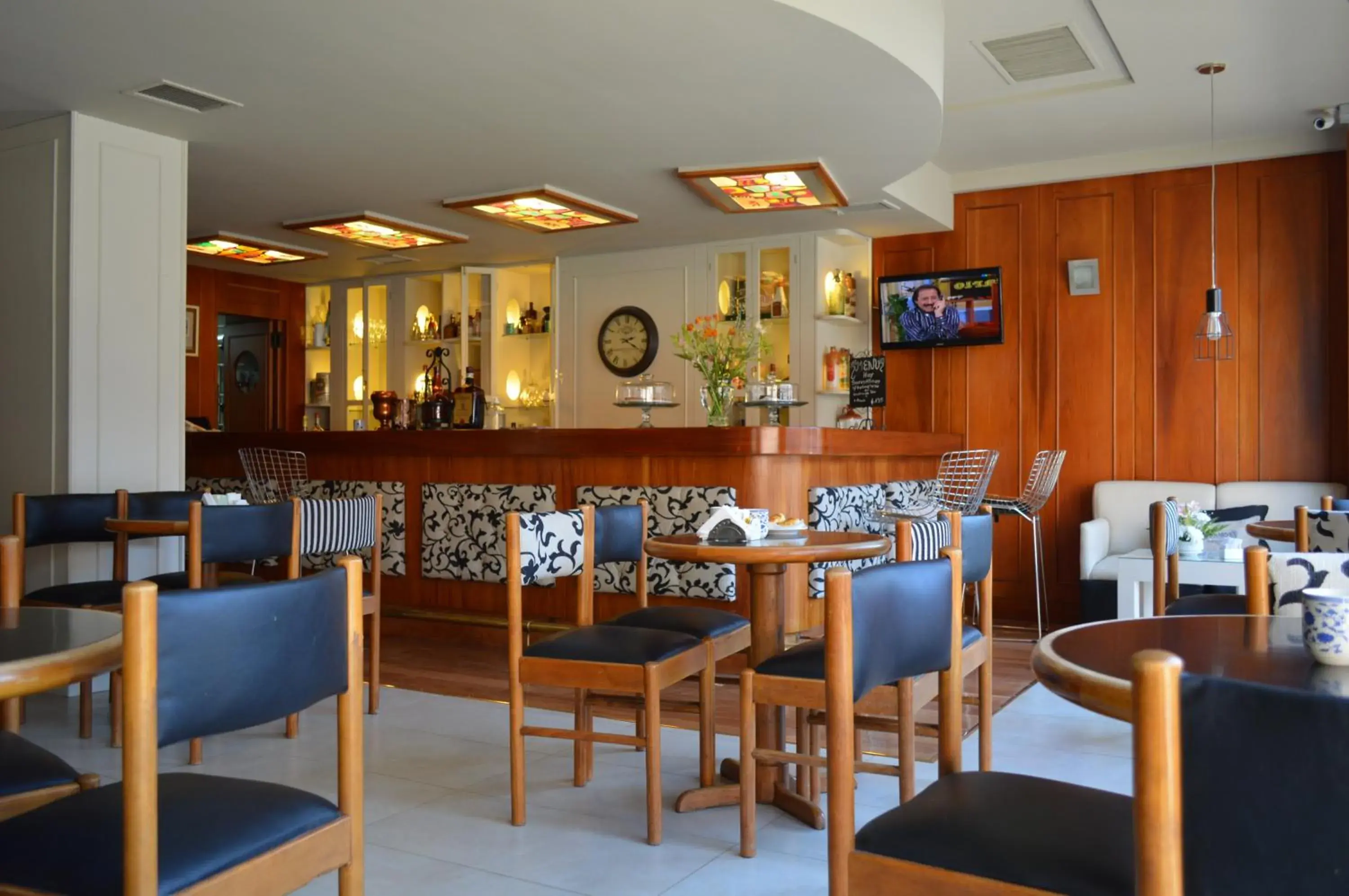 Lounge or bar, Restaurant/Places to Eat in Hotel Rayentray Trelew