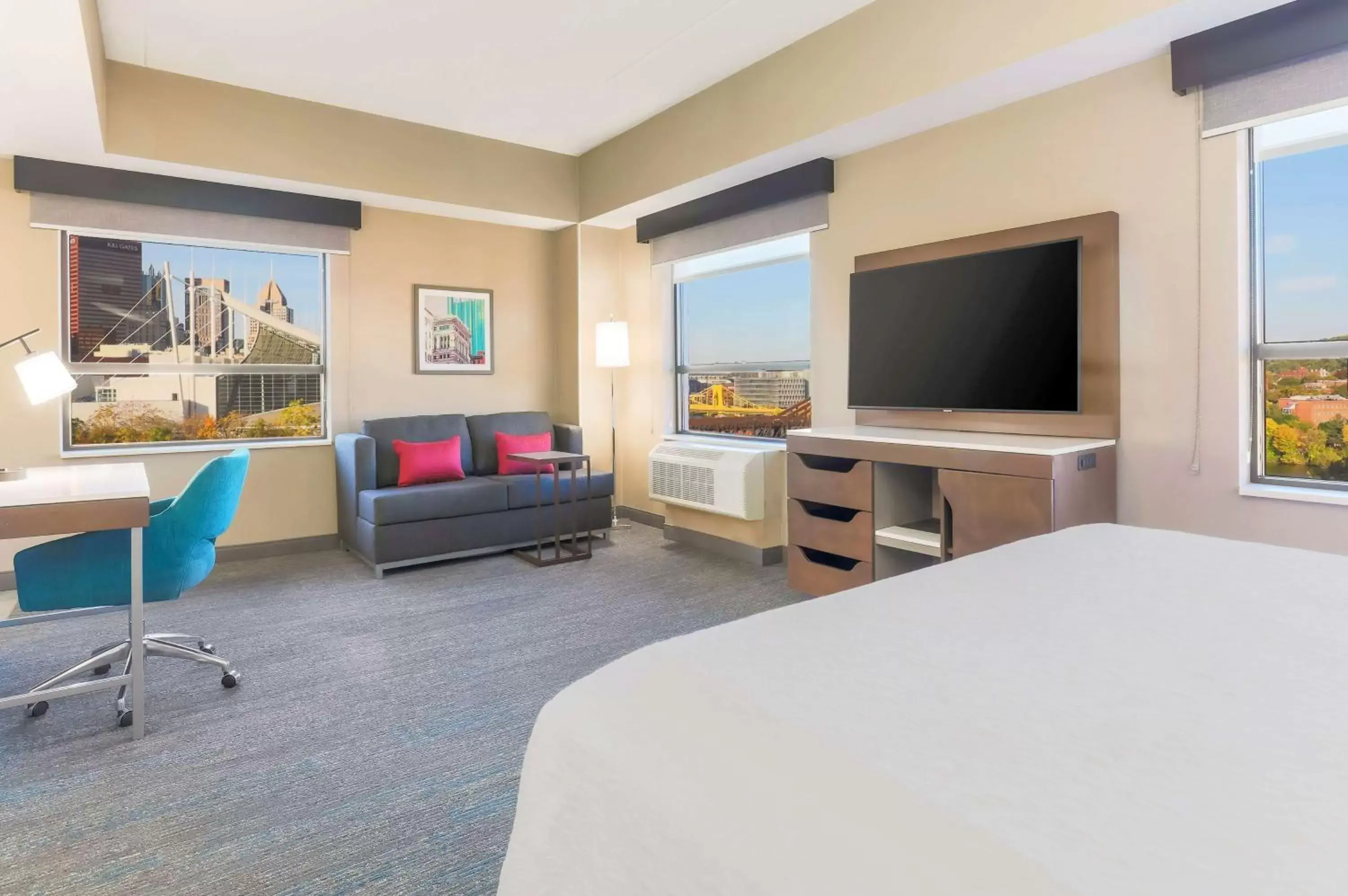 Bedroom, TV/Entertainment Center in Hampton Inn & Suites Pittsburgh Downtown