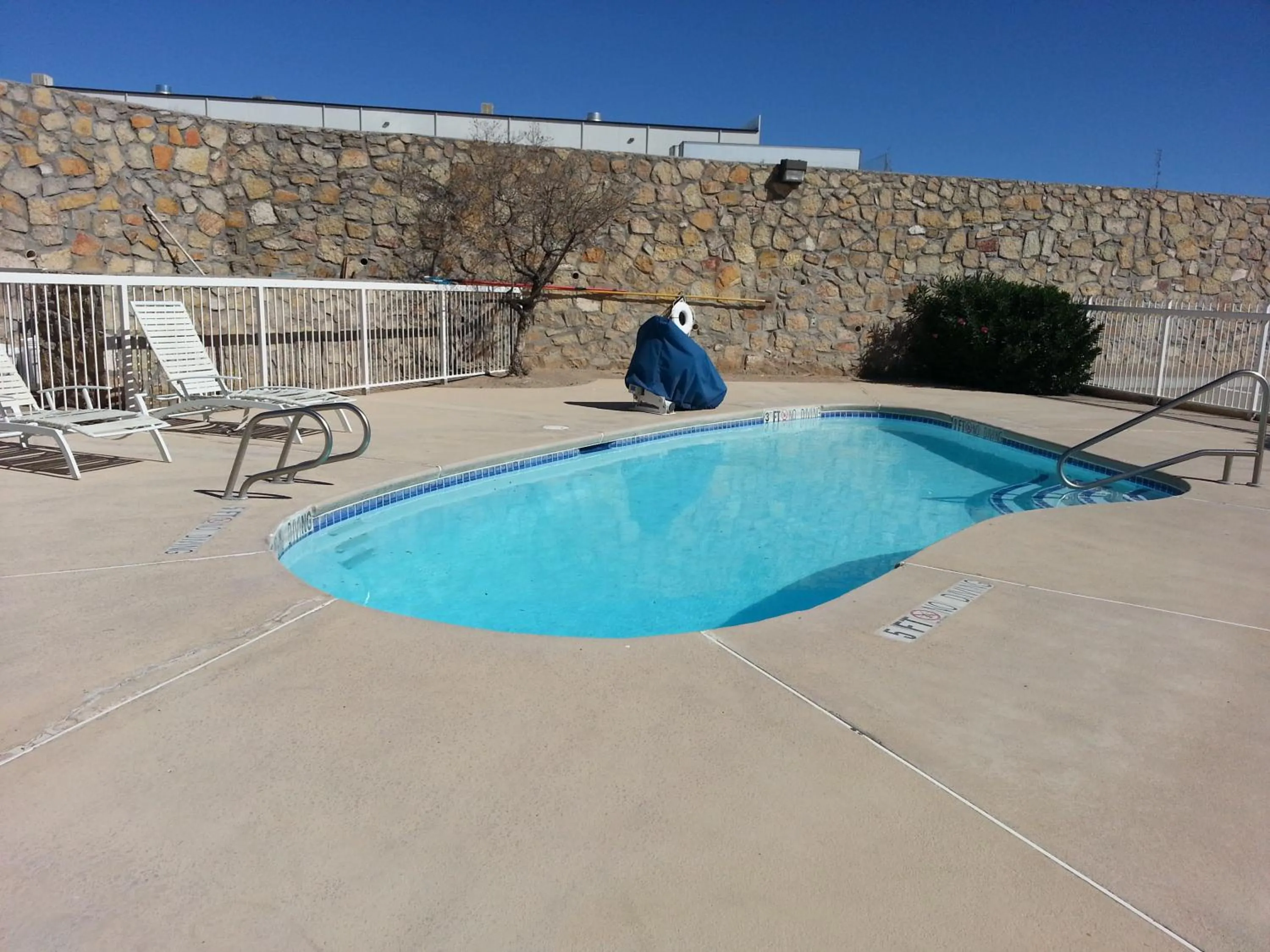 Swimming pool in Motel 6-El Paso, TX - Southeast