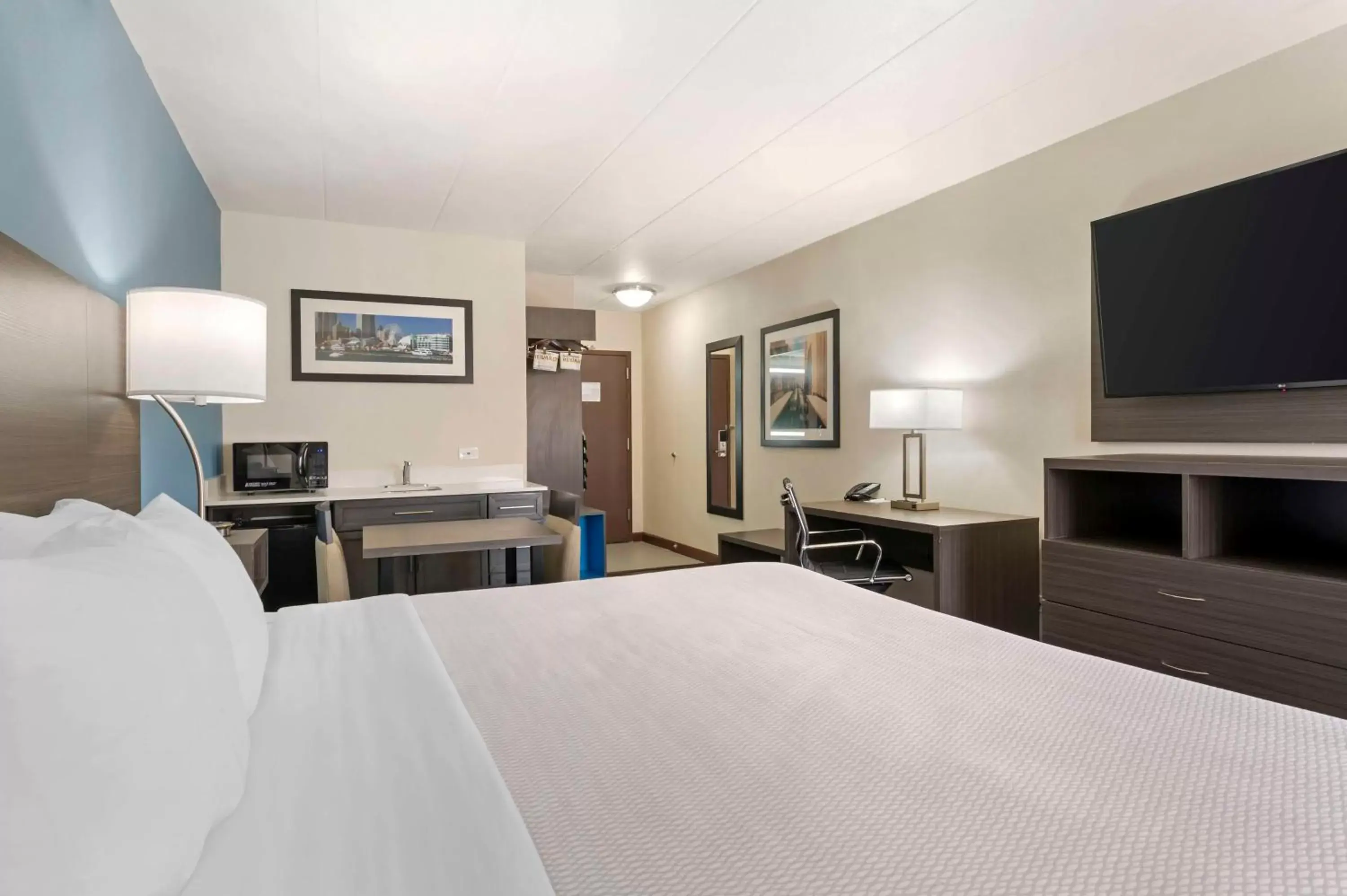 Bedroom, TV/Entertainment Center in Best Western Plus South Holland Chicago Southland