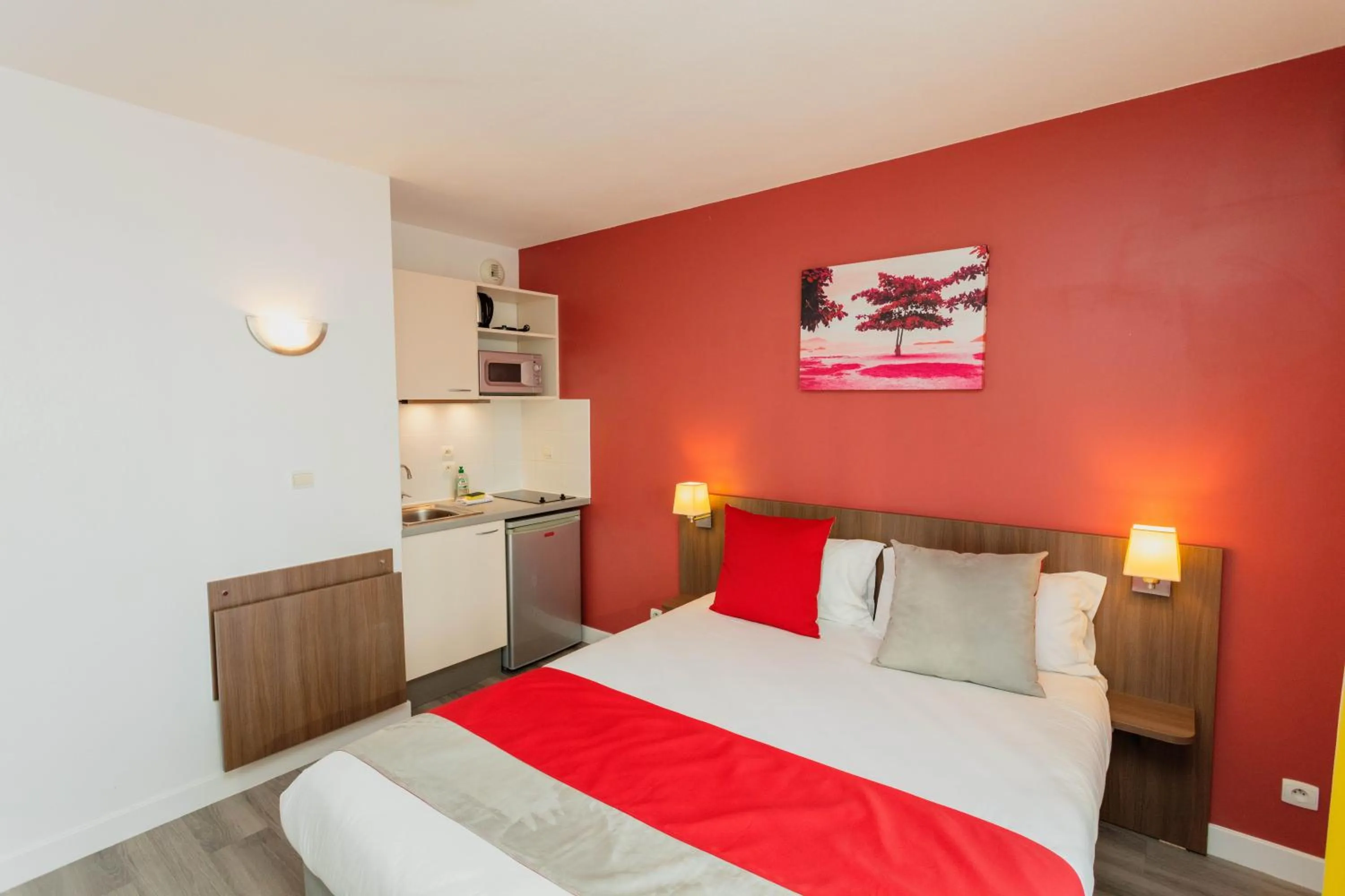 Kitchen or kitchenette, Bed in Appart-Hôtel Mer & Golf City Perpignan Centre