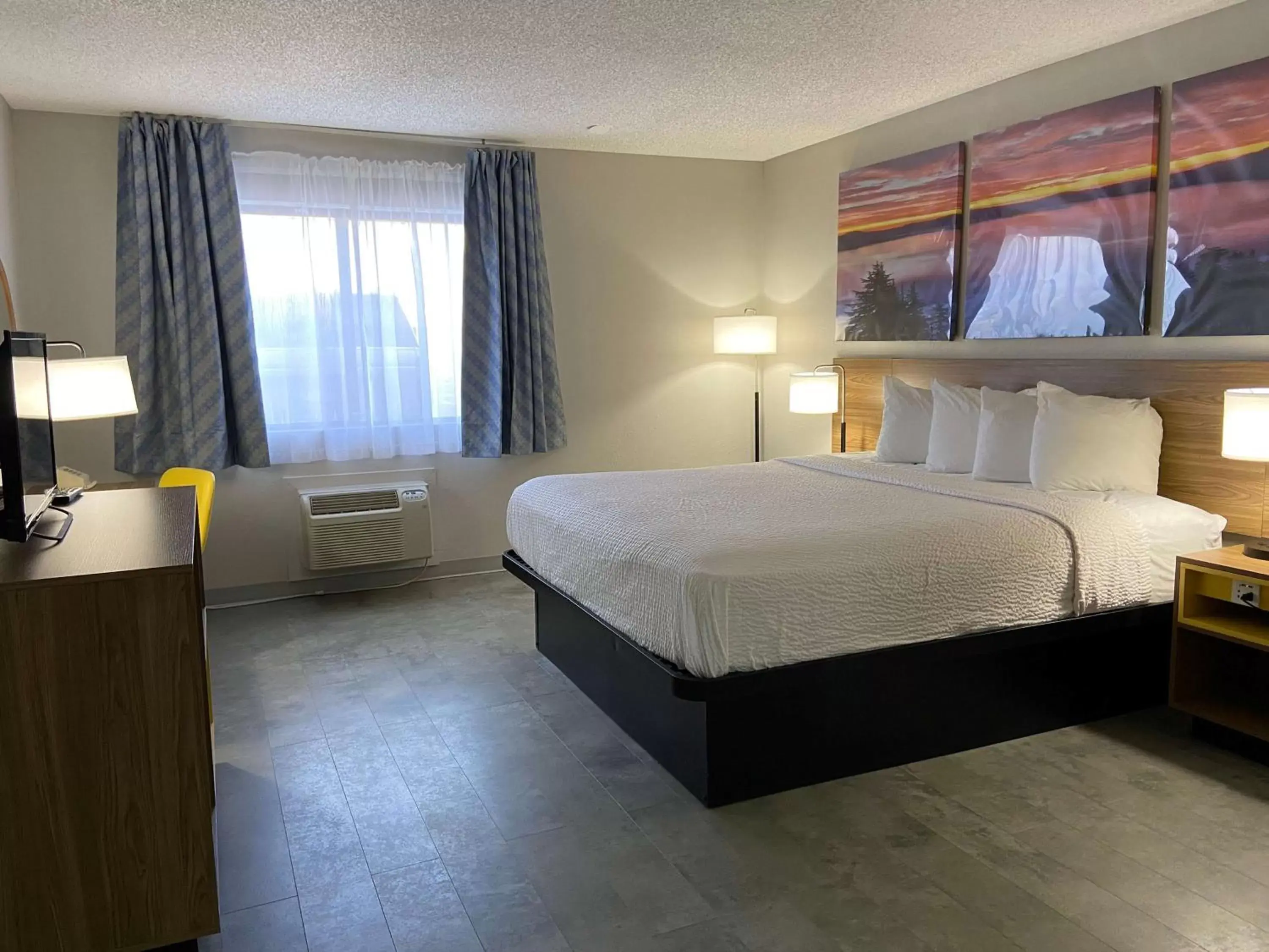 Photo of the whole room, Bed in Days Inn by Wyndham Rawlins