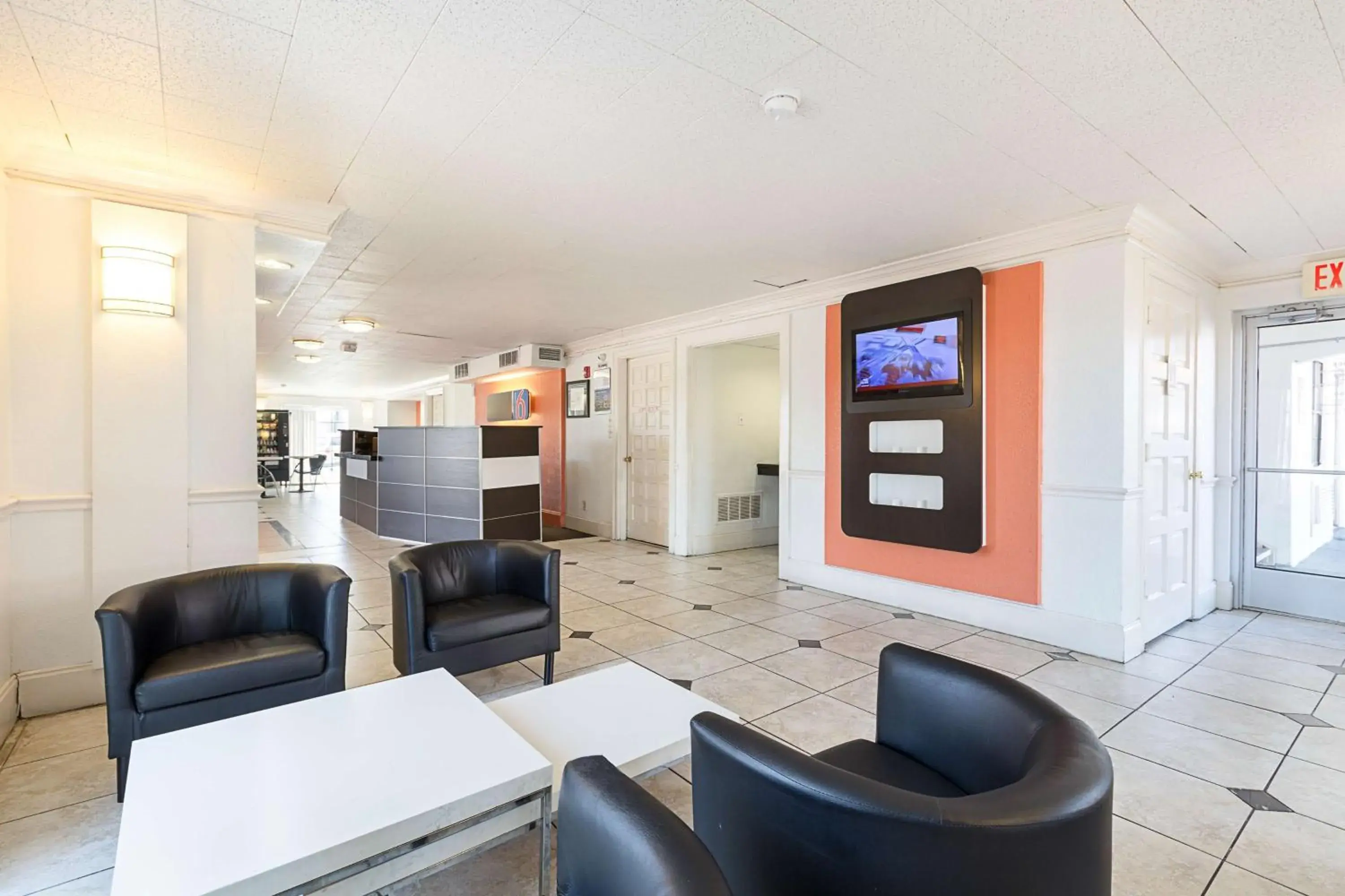 Communal lounge/ TV room, Lounge/Bar in Motel 6-Dallas, TX - Market Center