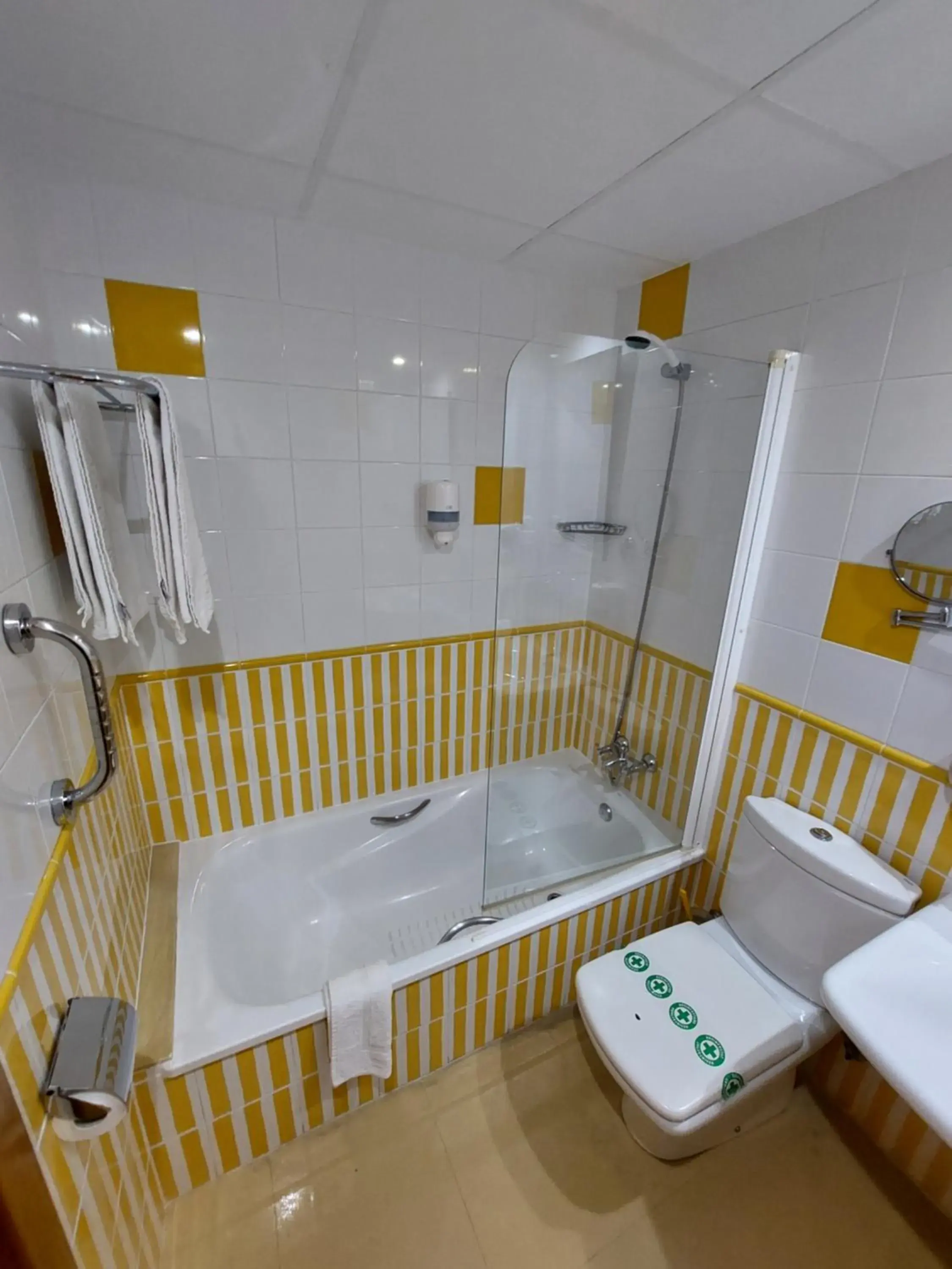 Bath, Bathroom in Hotel Tio Pepe