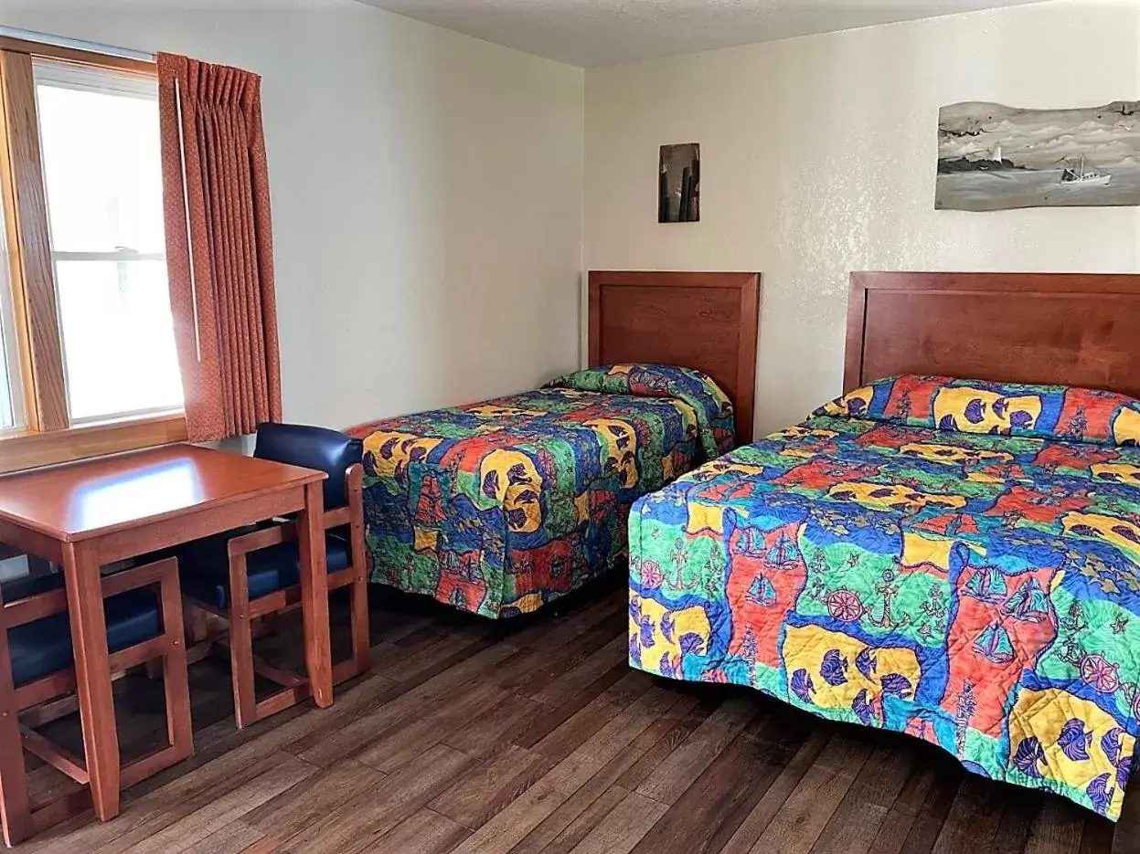 Photo of the whole room, Bed in Pony Island Inn