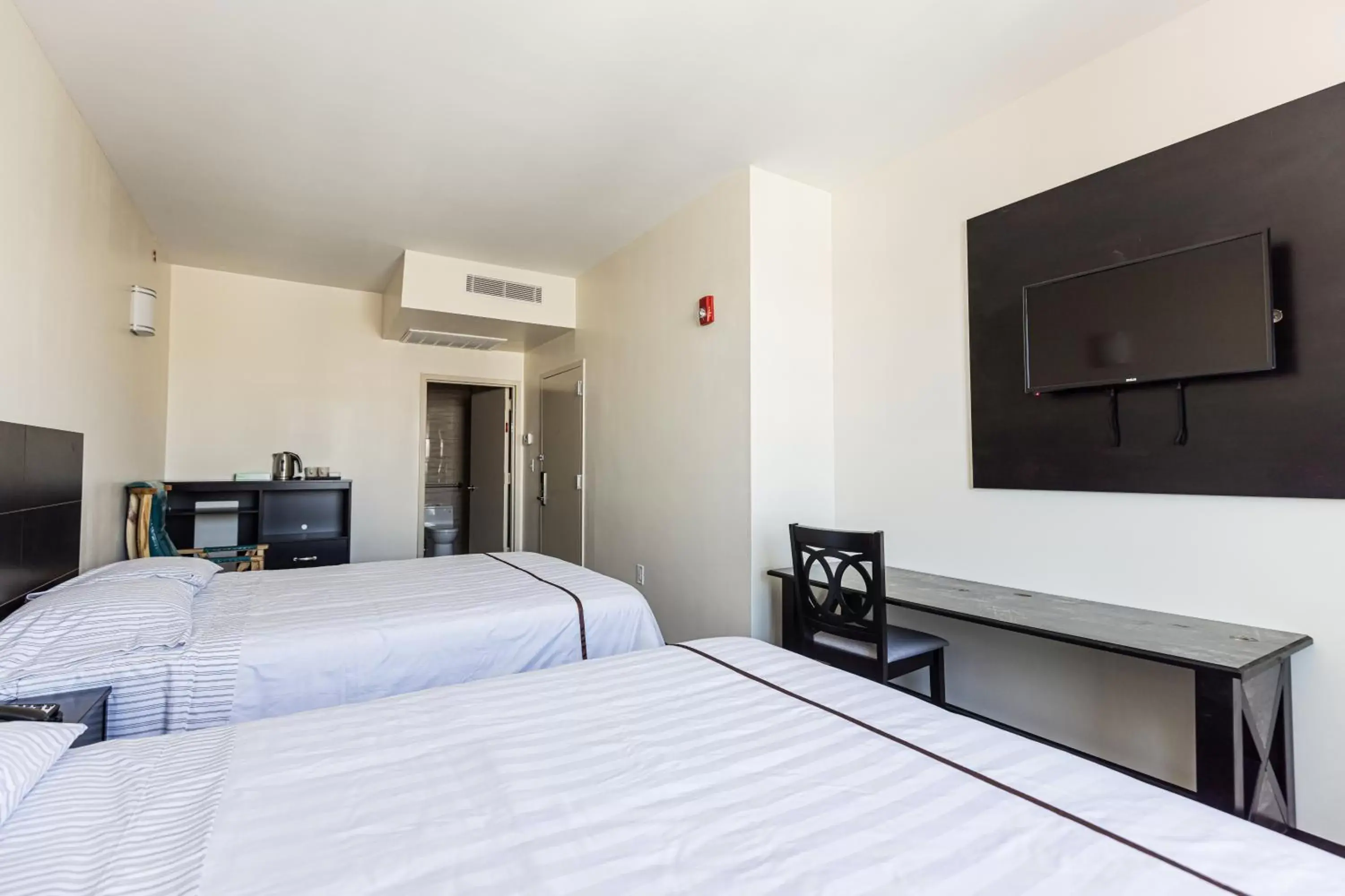 Bed in Astoria Inn LaGuardia Hotel