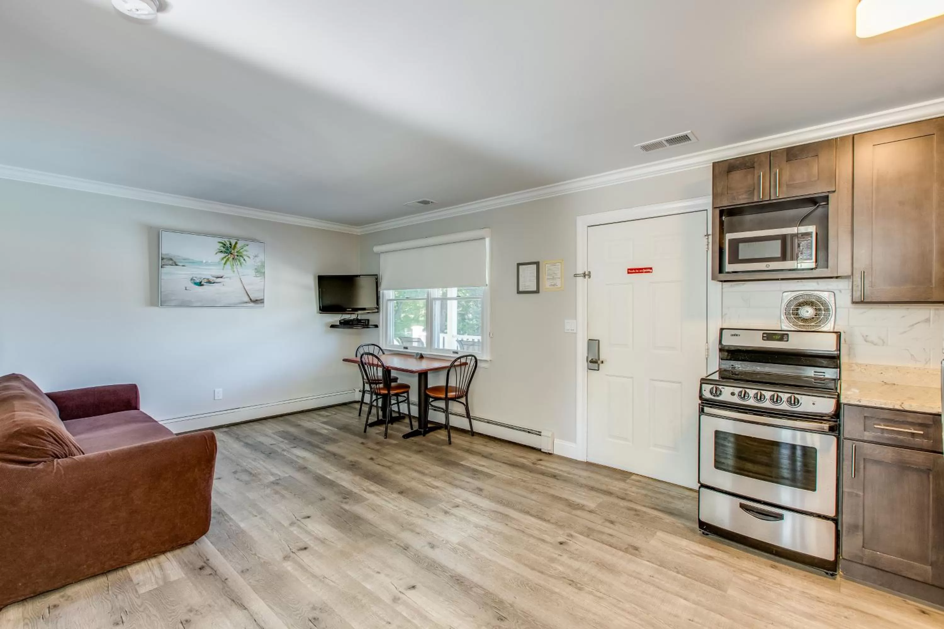 Kitchen/Kitchenette in Colonial Shores Resort