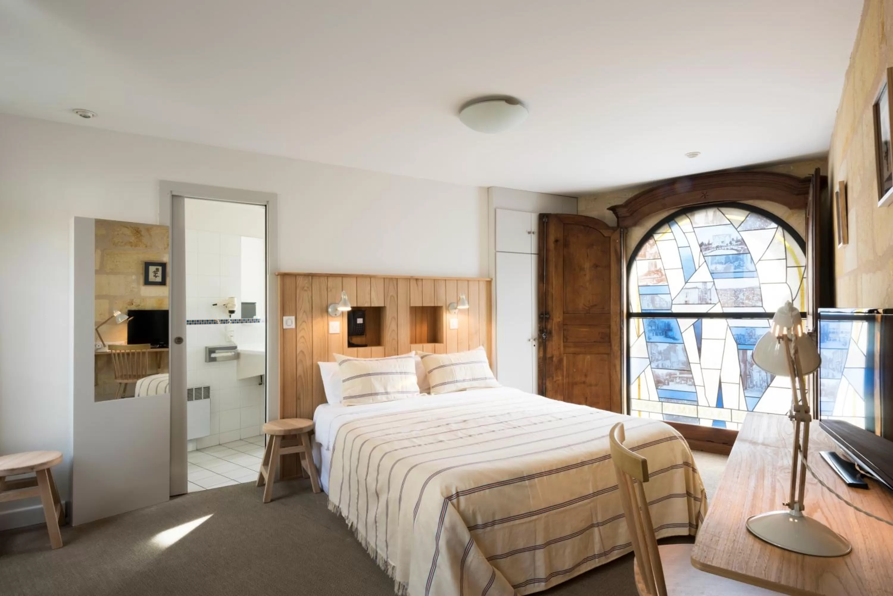 Photo of the whole room, Bed in Auberge de la Commanderie