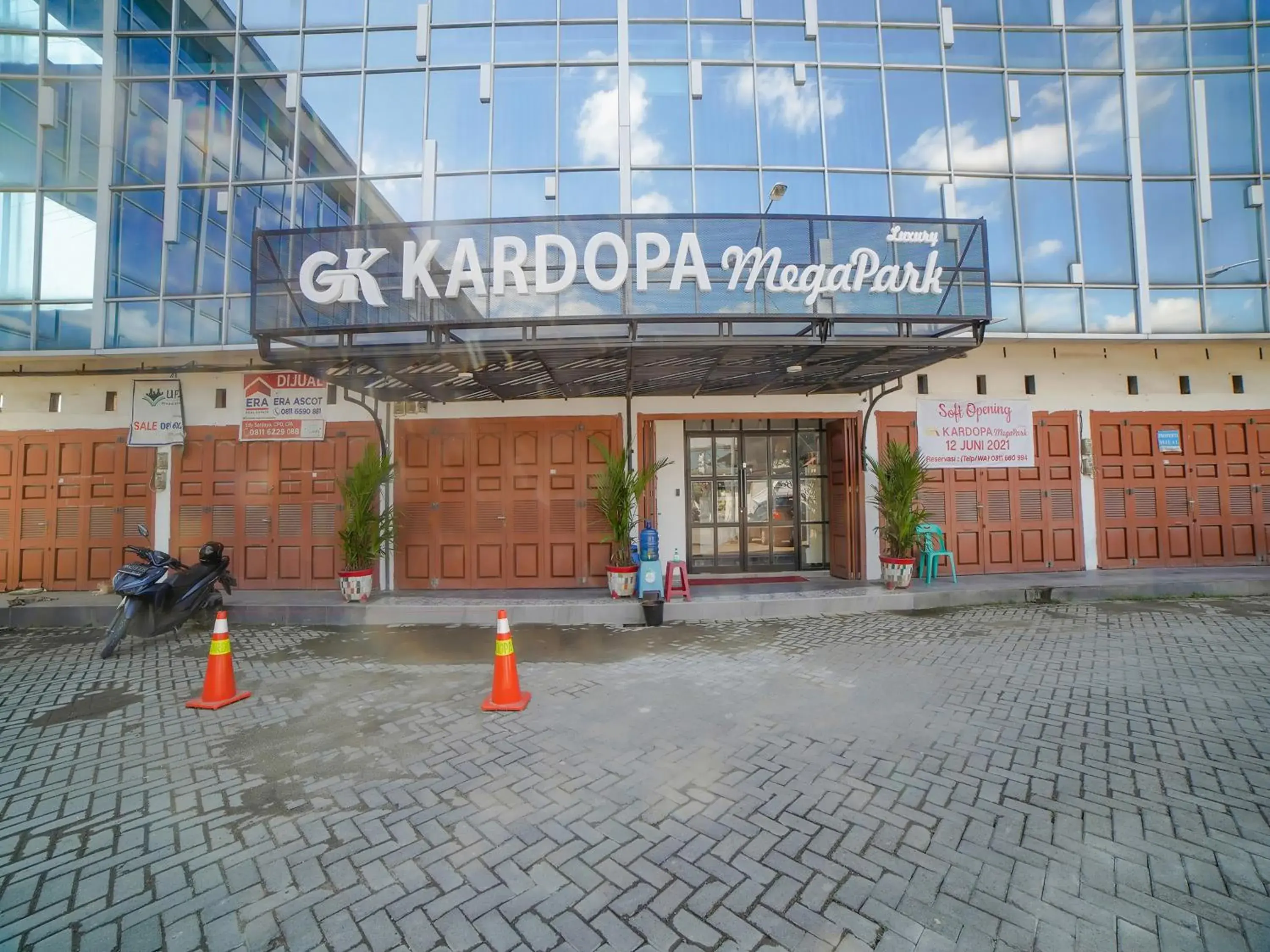 Facade/entrance in SUPER OYO Capital O 90447 Kardopa Hotel Megapark