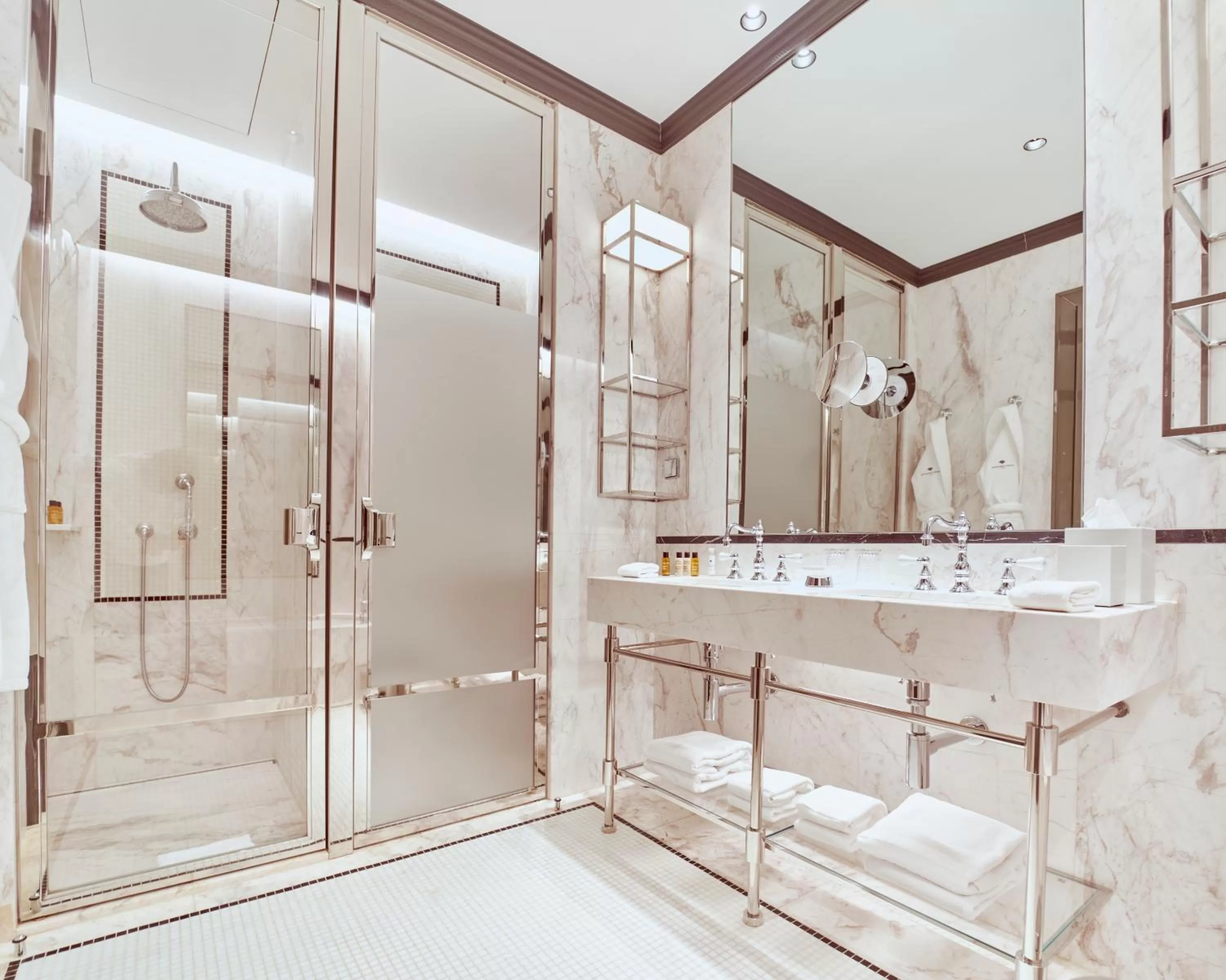 Bathroom in Maison Albar - Le Monumental Palace