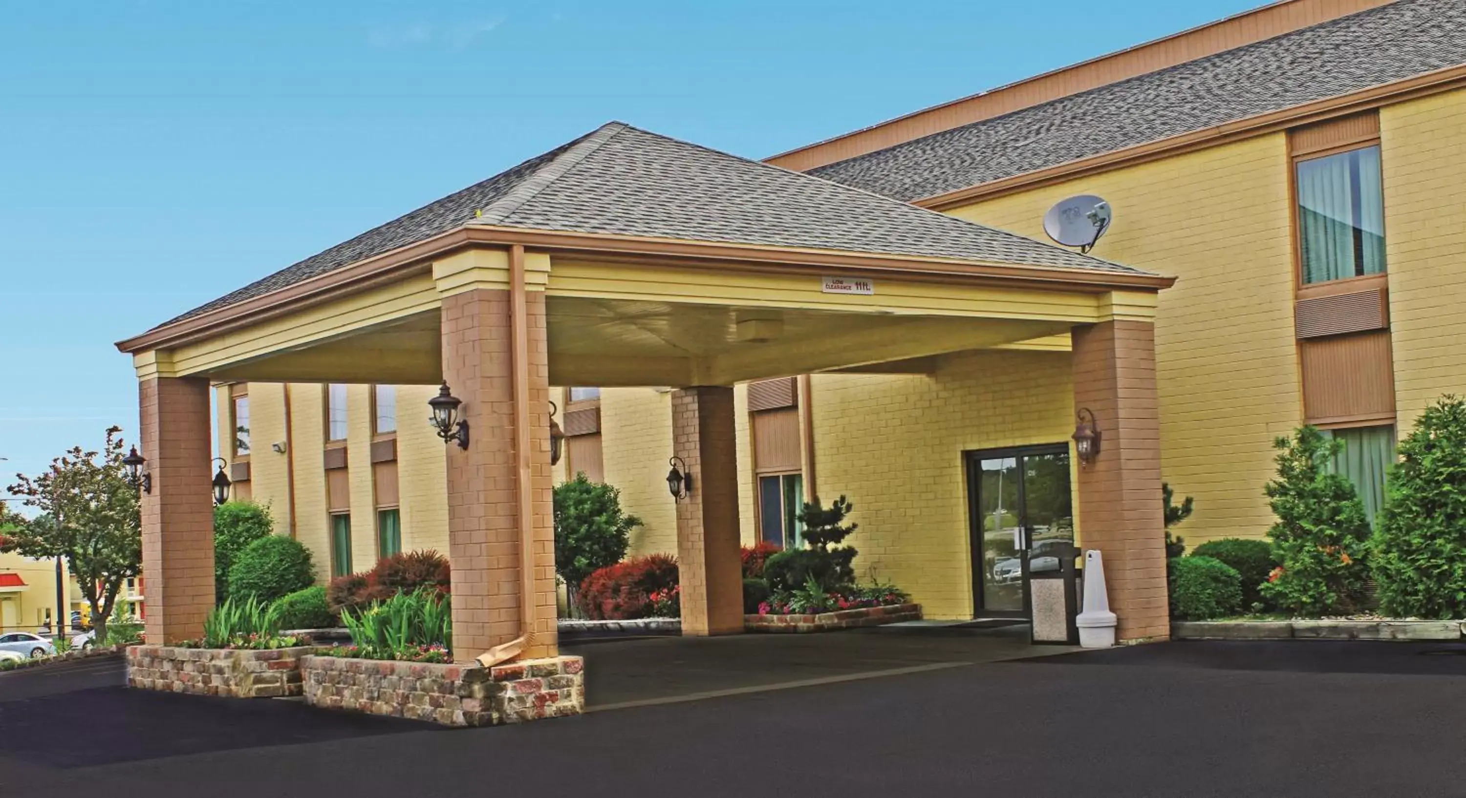 Facade/entrance, Property Building in Days Inn & Suites by Wyndham Bloomington/Normal IL