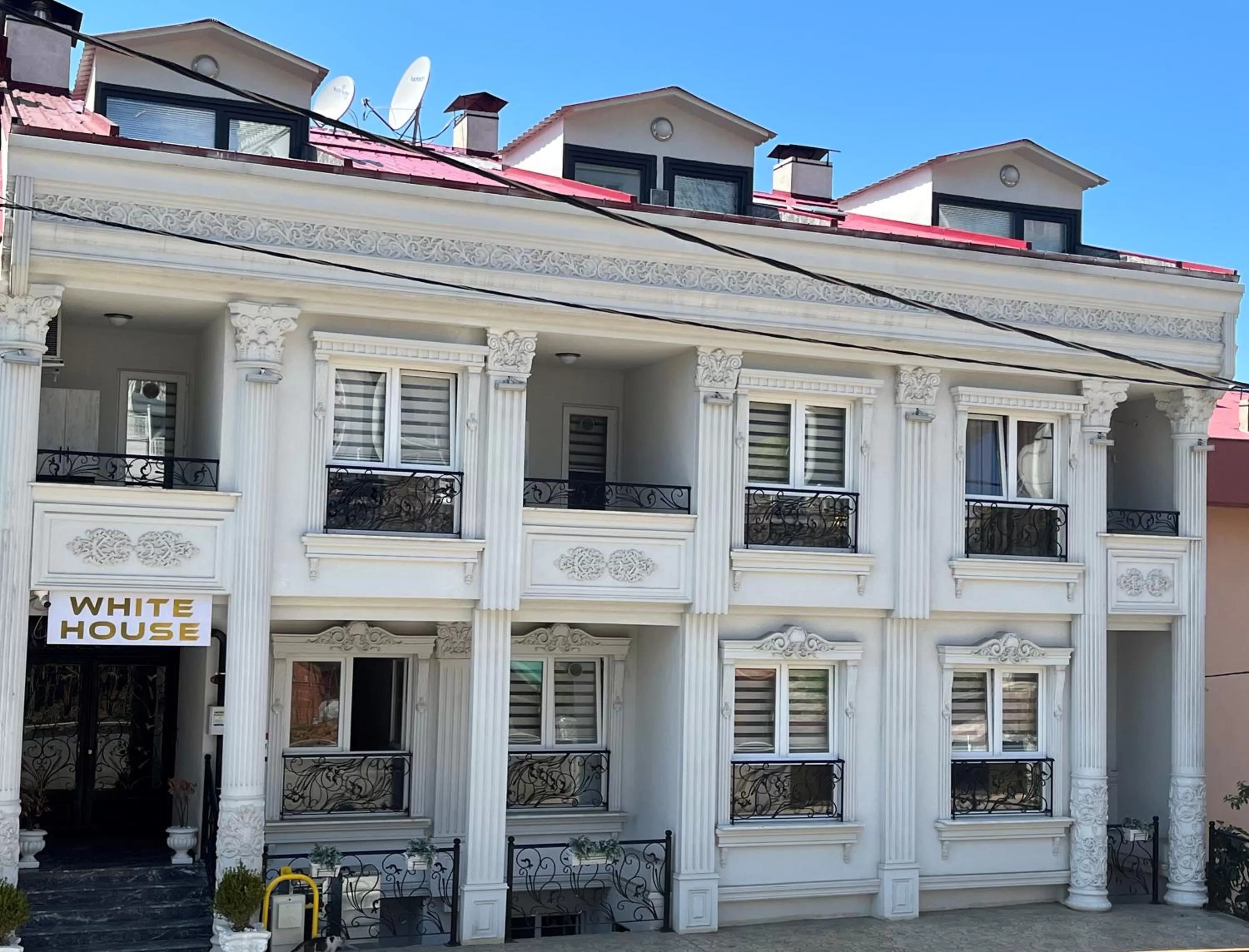 Facade/entrance in White House Apart