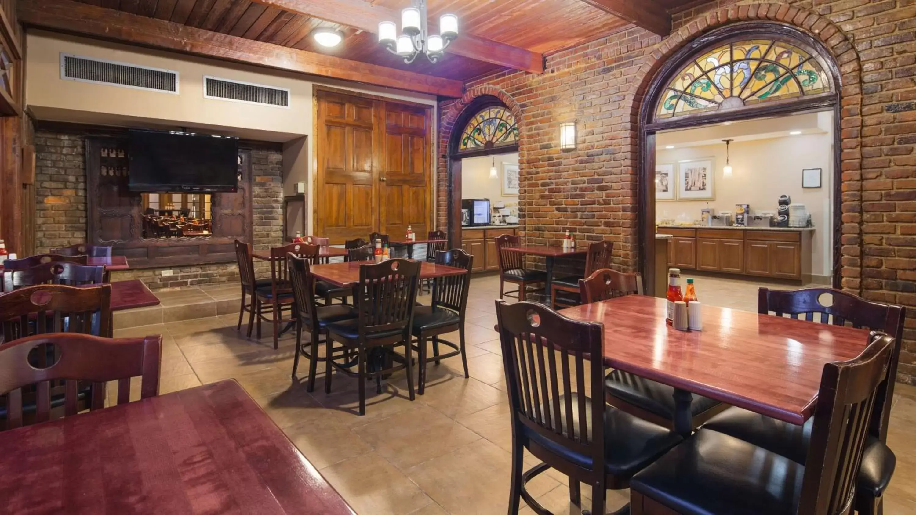 Lounge or bar, Restaurant/Places to Eat in Best Western Plus French Quarter Courtyard Hotel