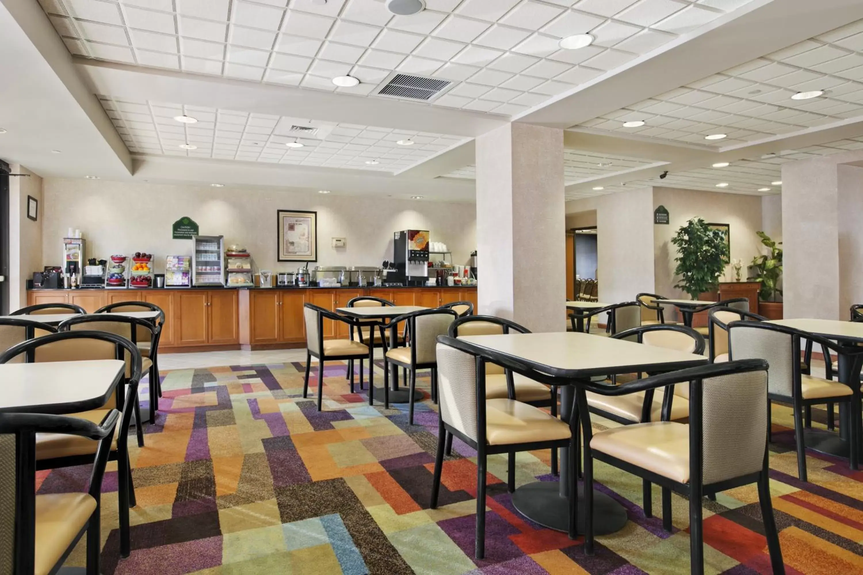 Area and facilities, Restaurant/Places to Eat in Comfort Inn & Suites Voorhees - Mt Laurel