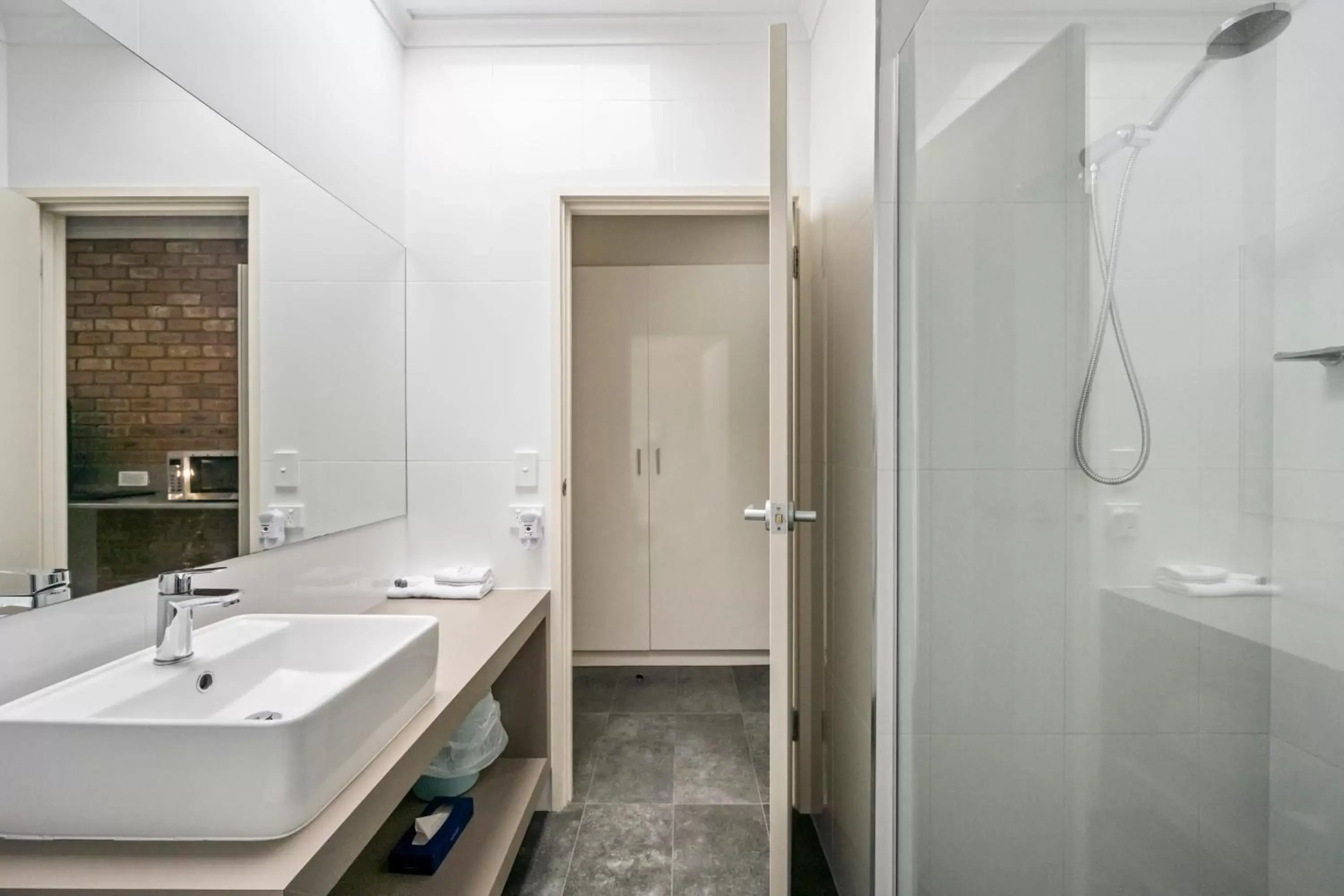 Bathroom in National Hotel Complex Bendigo