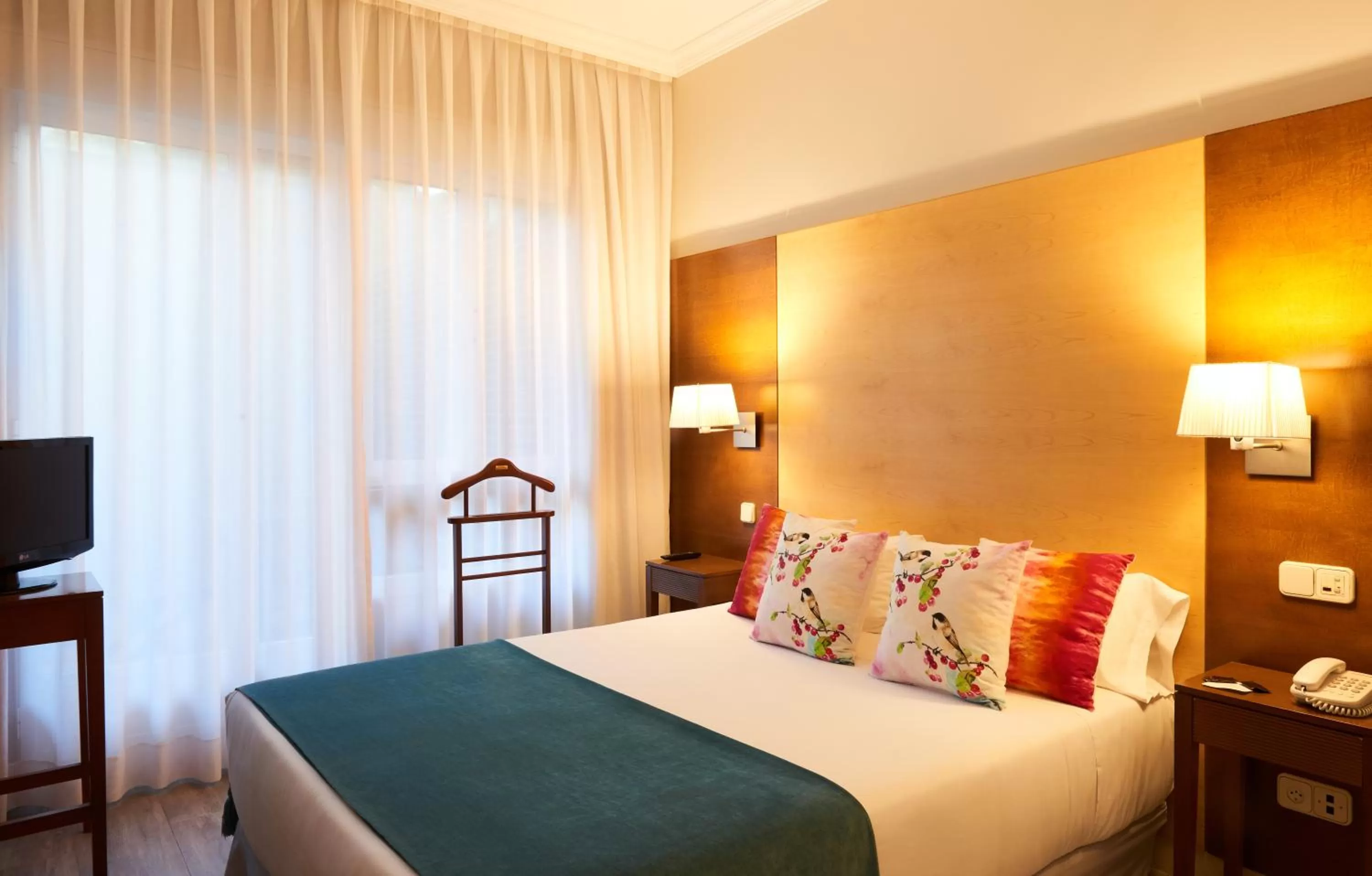 Bedroom, Bed in Suites Barrio de Salamanca