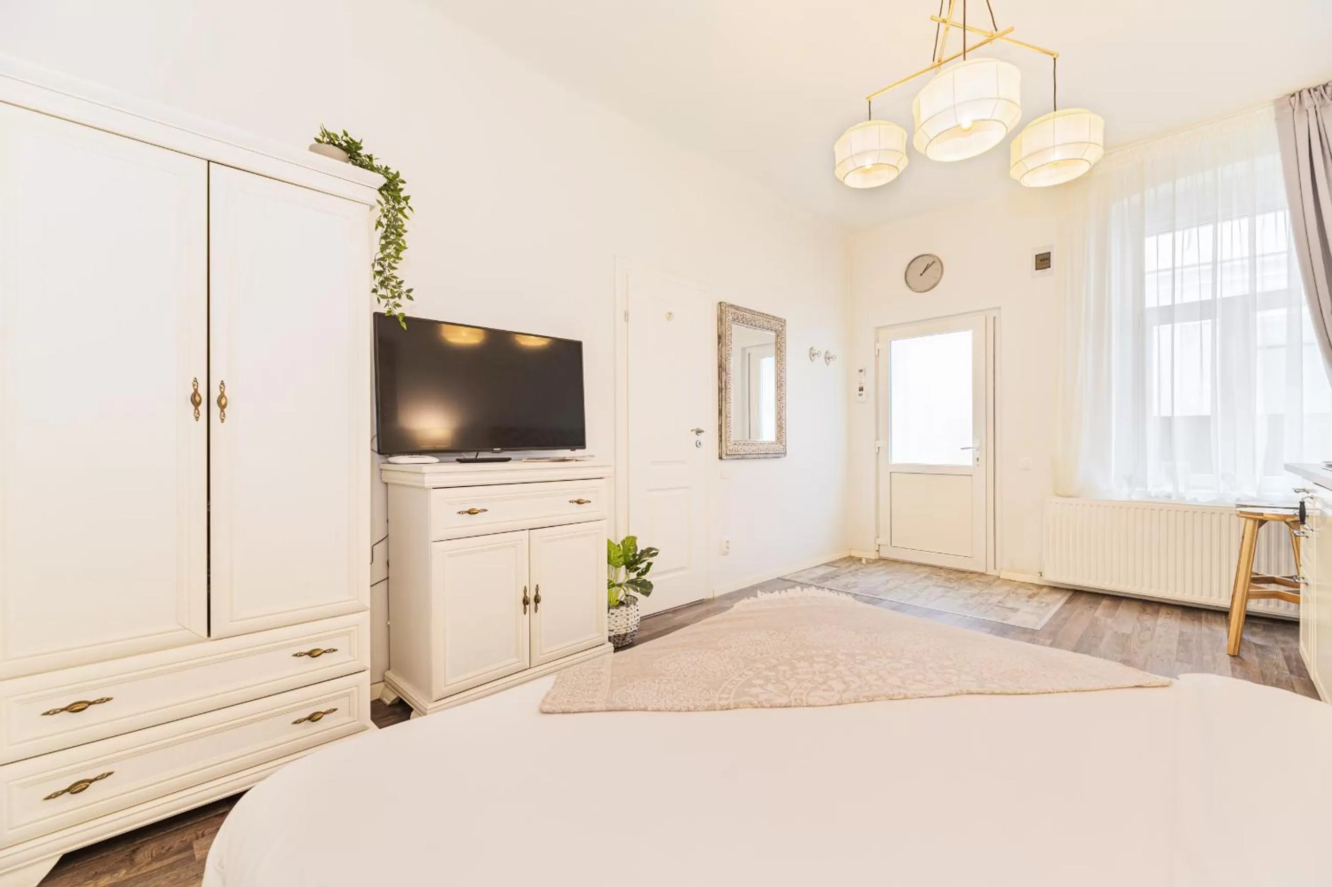 TV and multimedia, Bed in ALBERT RESIDENCE Brasov with complimentary parking and 10 percent Food and Drinks