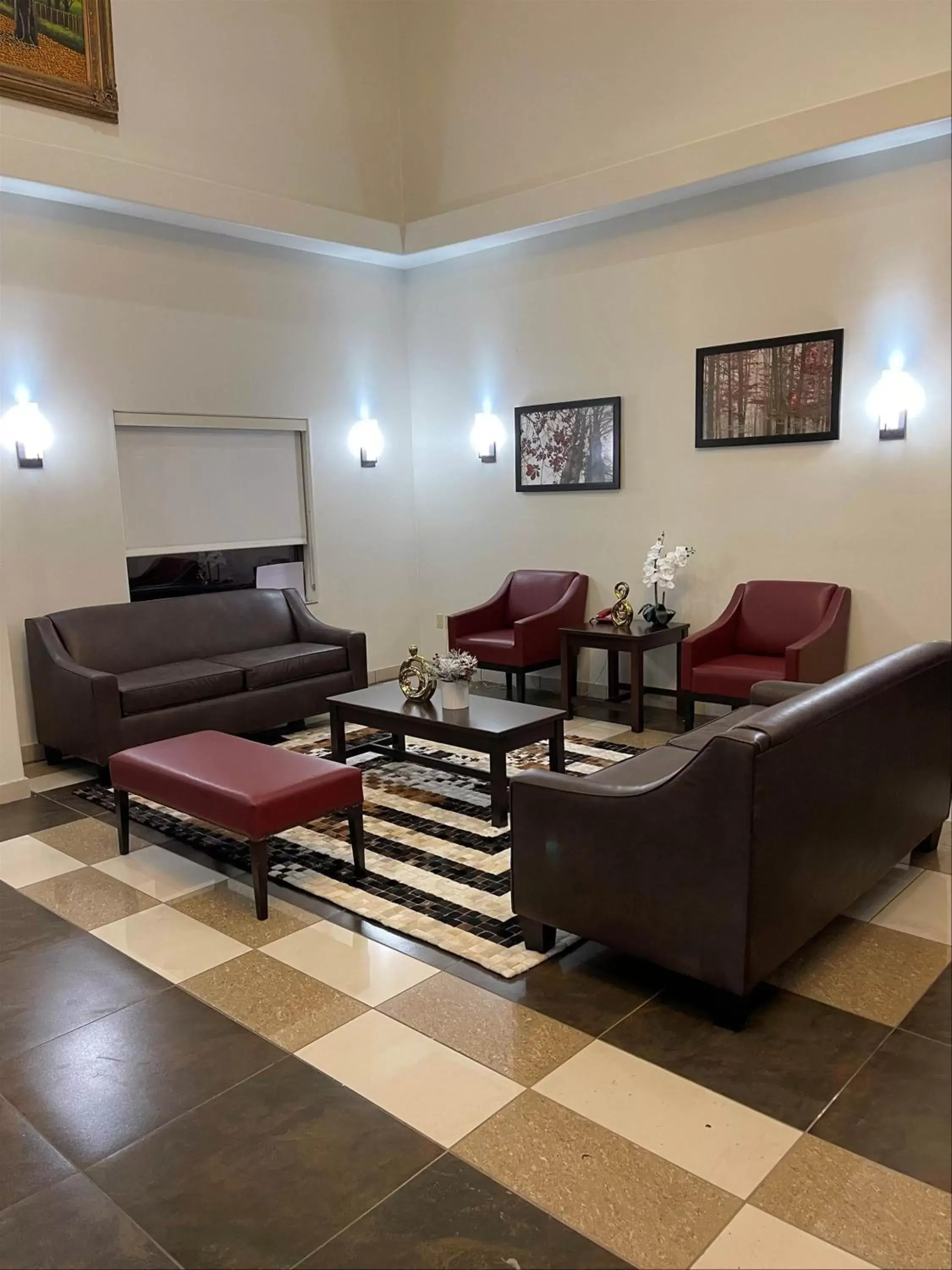 Lobby or reception, Seating Area in Red Roof Inn & Suites Detroit - Melvindale/Dearborn