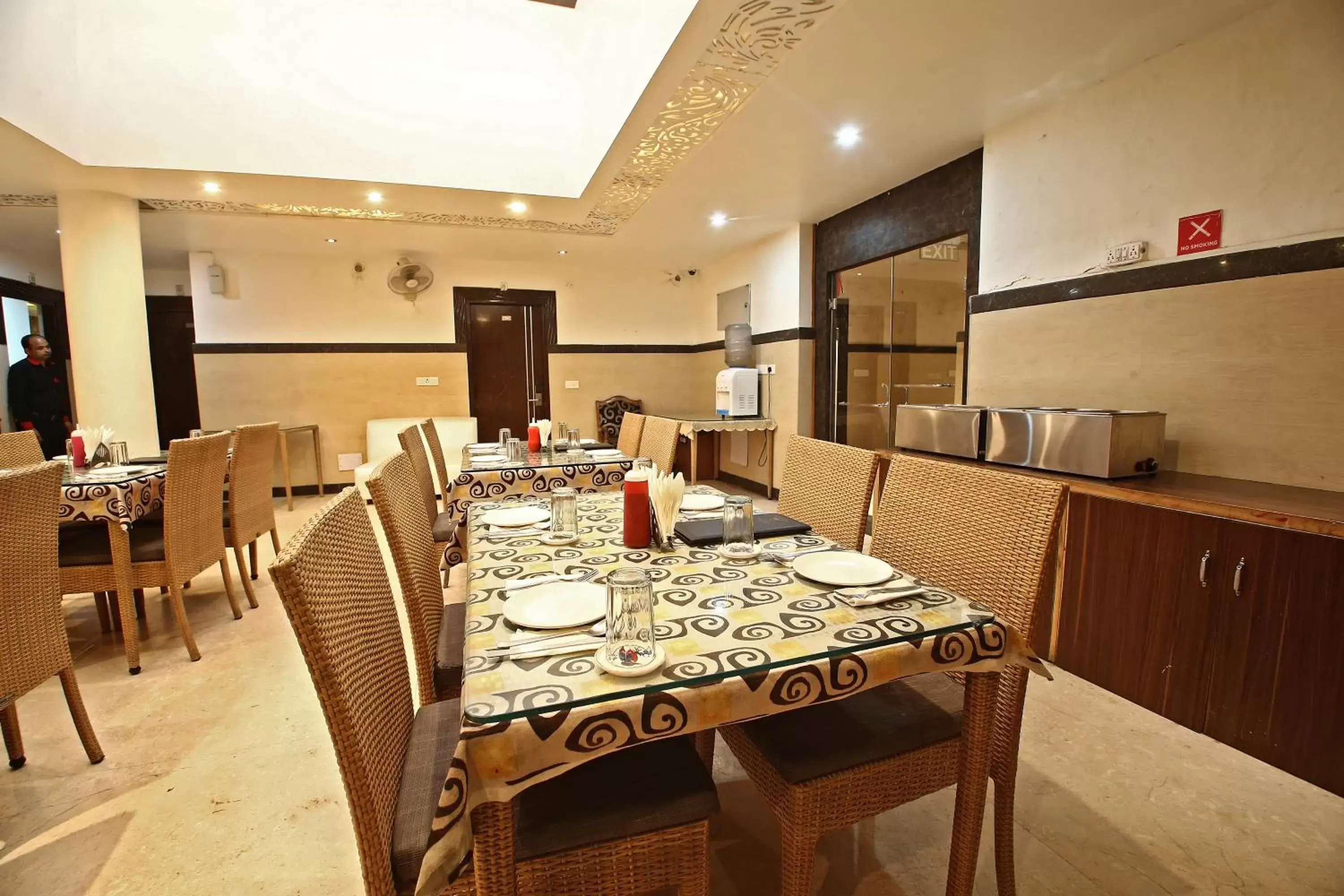 Restaurant/places to eat in Hotel Diamond Plaza Restaurant/places to eat in Hotel Diamond Plaza