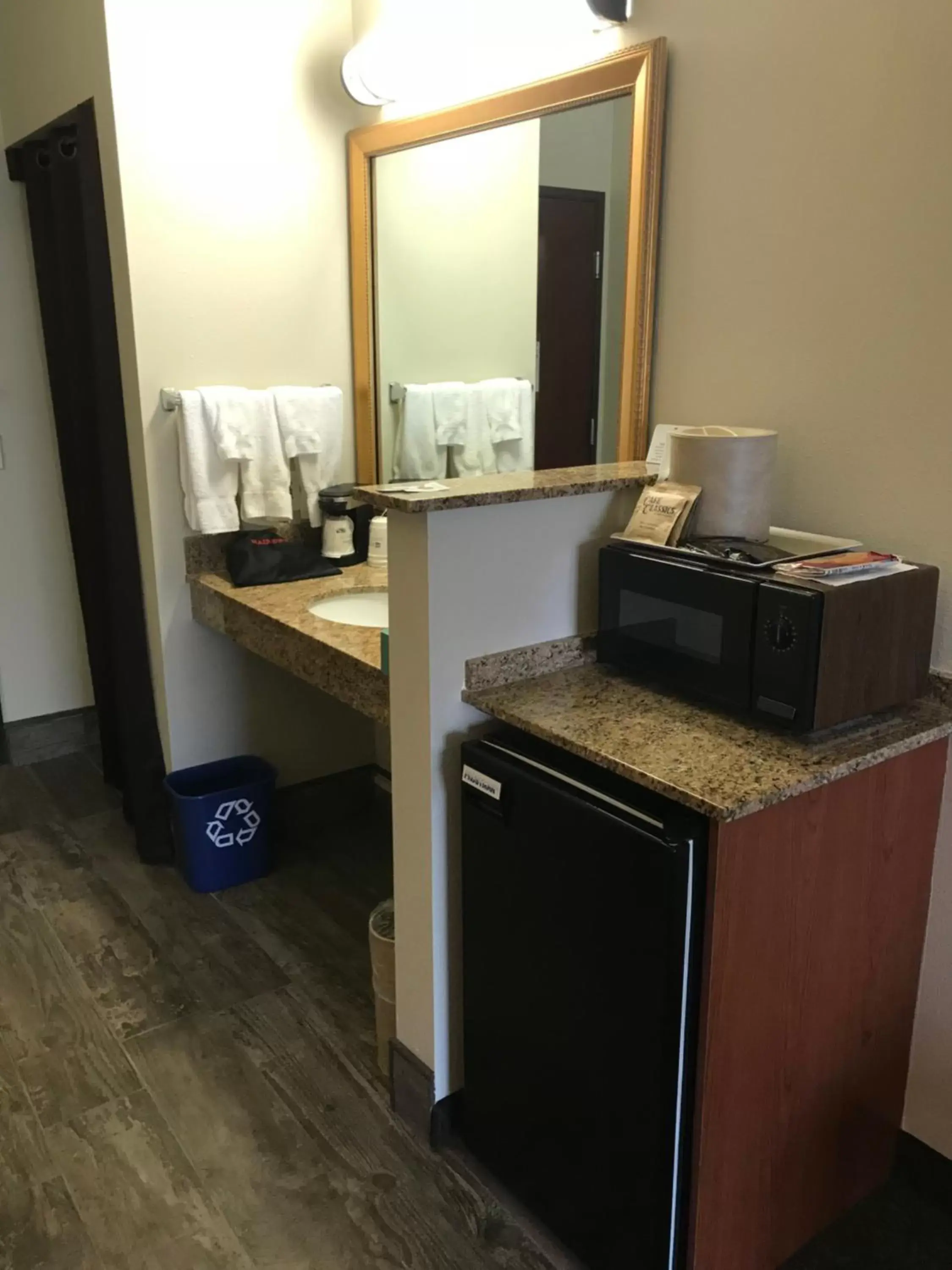 Bathroom, TV/Entertainment Center in Best Western PLUS Walla Walla Suites Inn