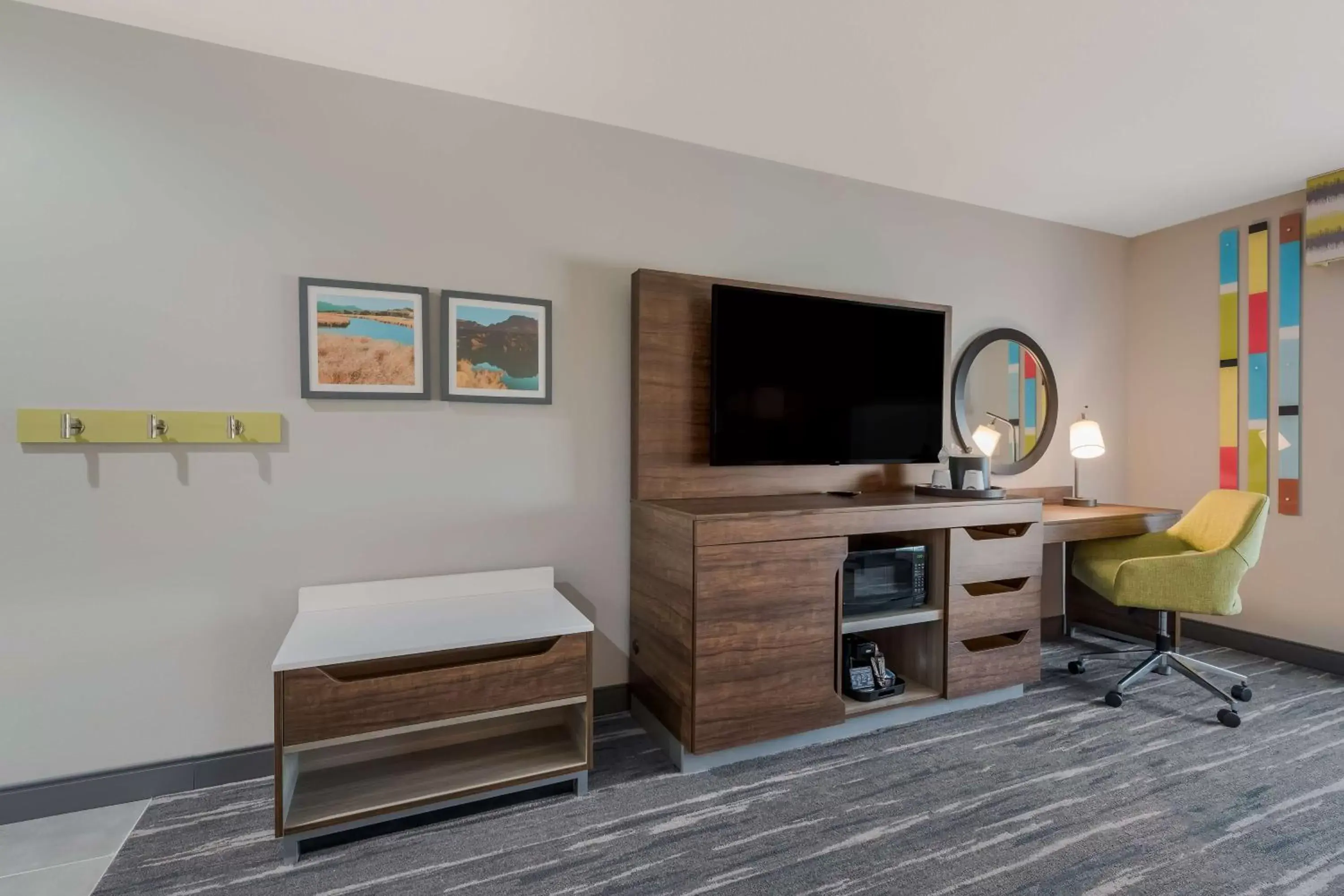 Bedroom, TV/Entertainment Center in Hampton Inn By Hilton Williams