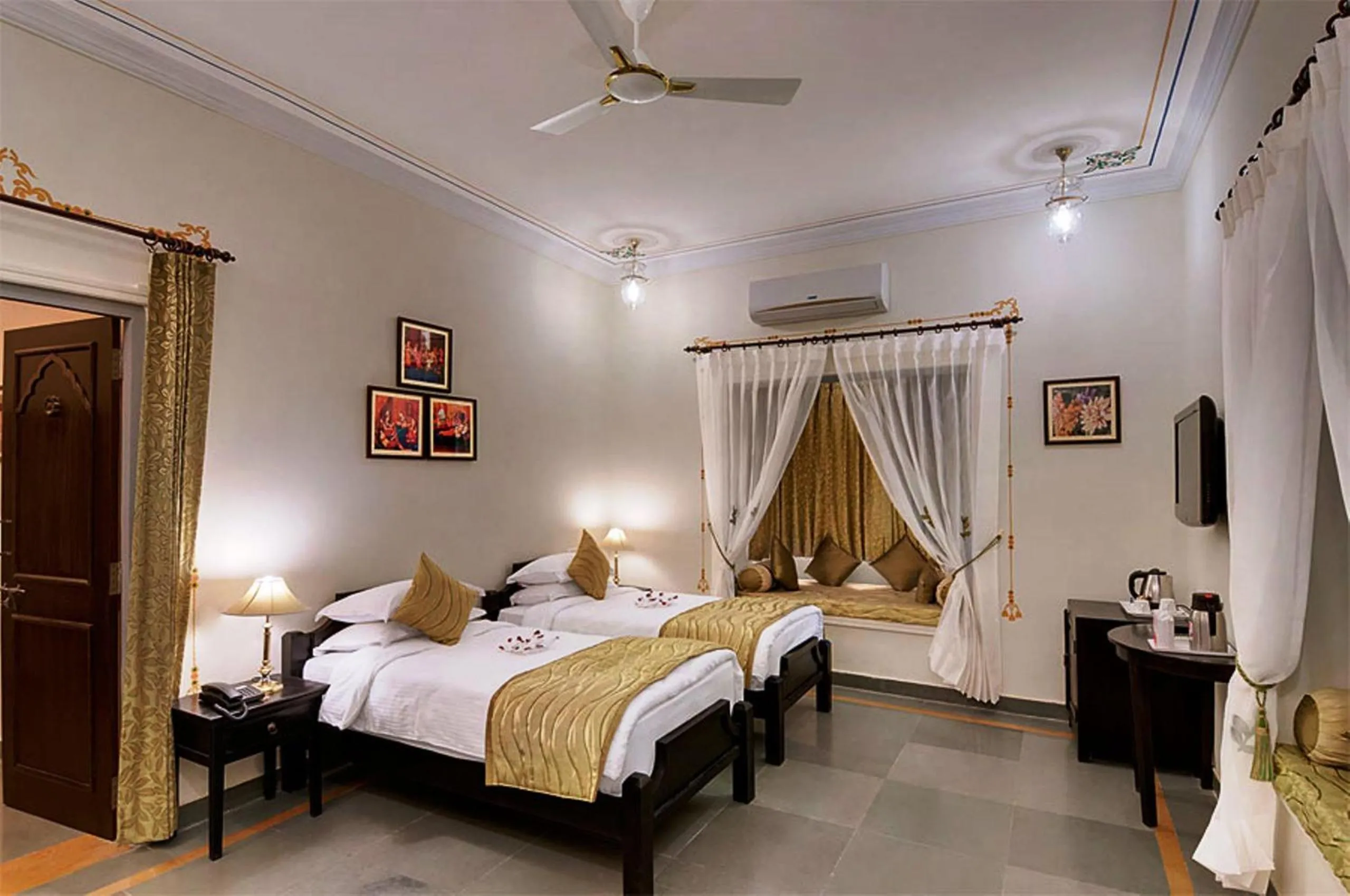 Photo of the whole room, Bed in The Amargarh