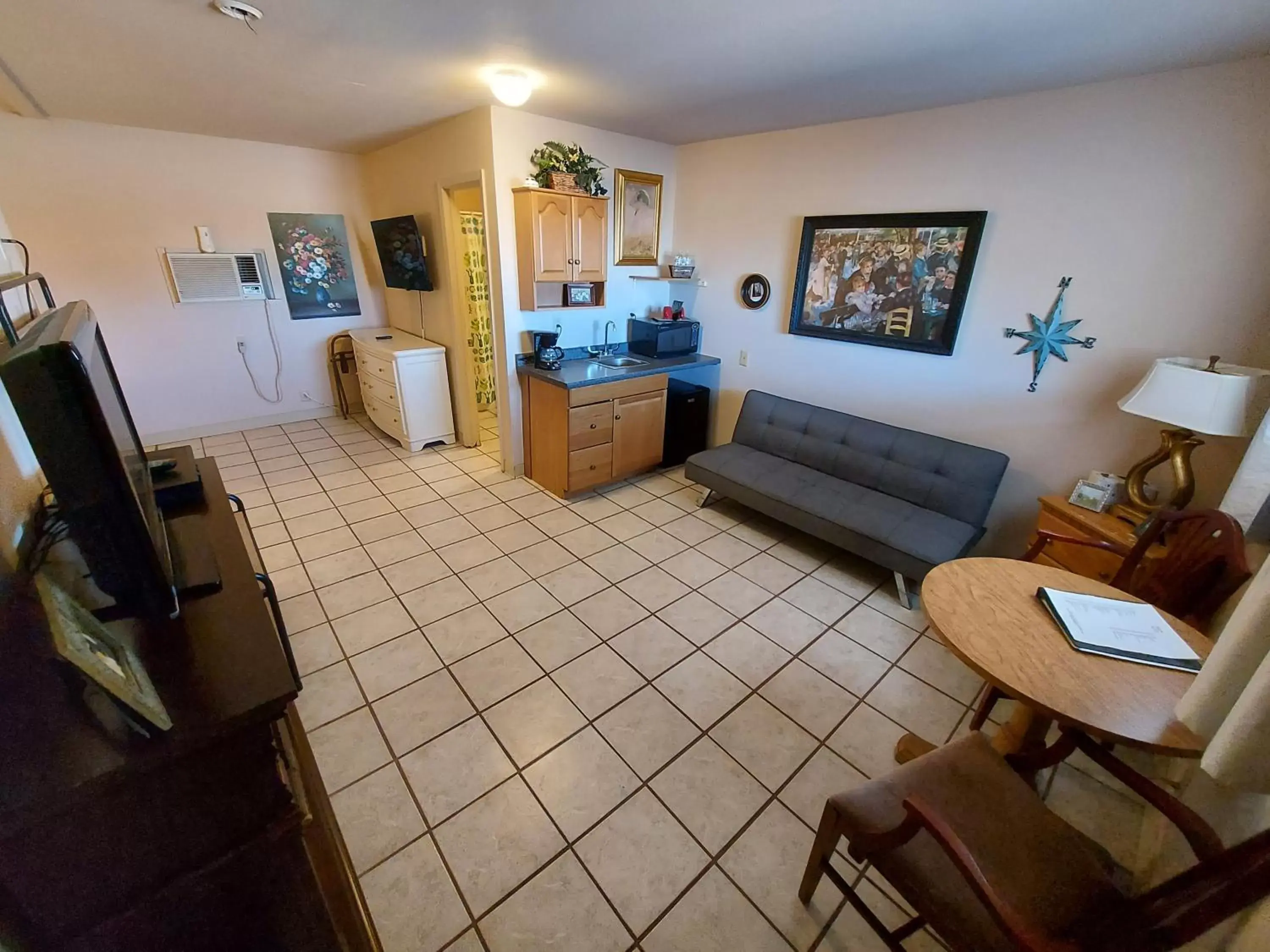 Deluxe Queen Room in Cactus Inn Deluxe Queen Room in Cactus Inn