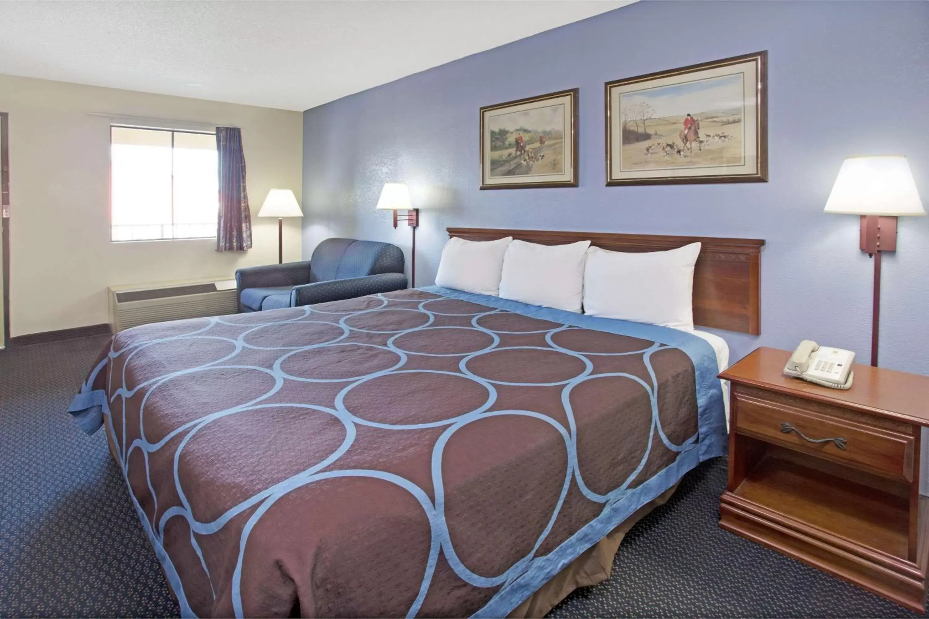 Photo of the whole room, Bed in Super 8 by Wyndham Suwanee