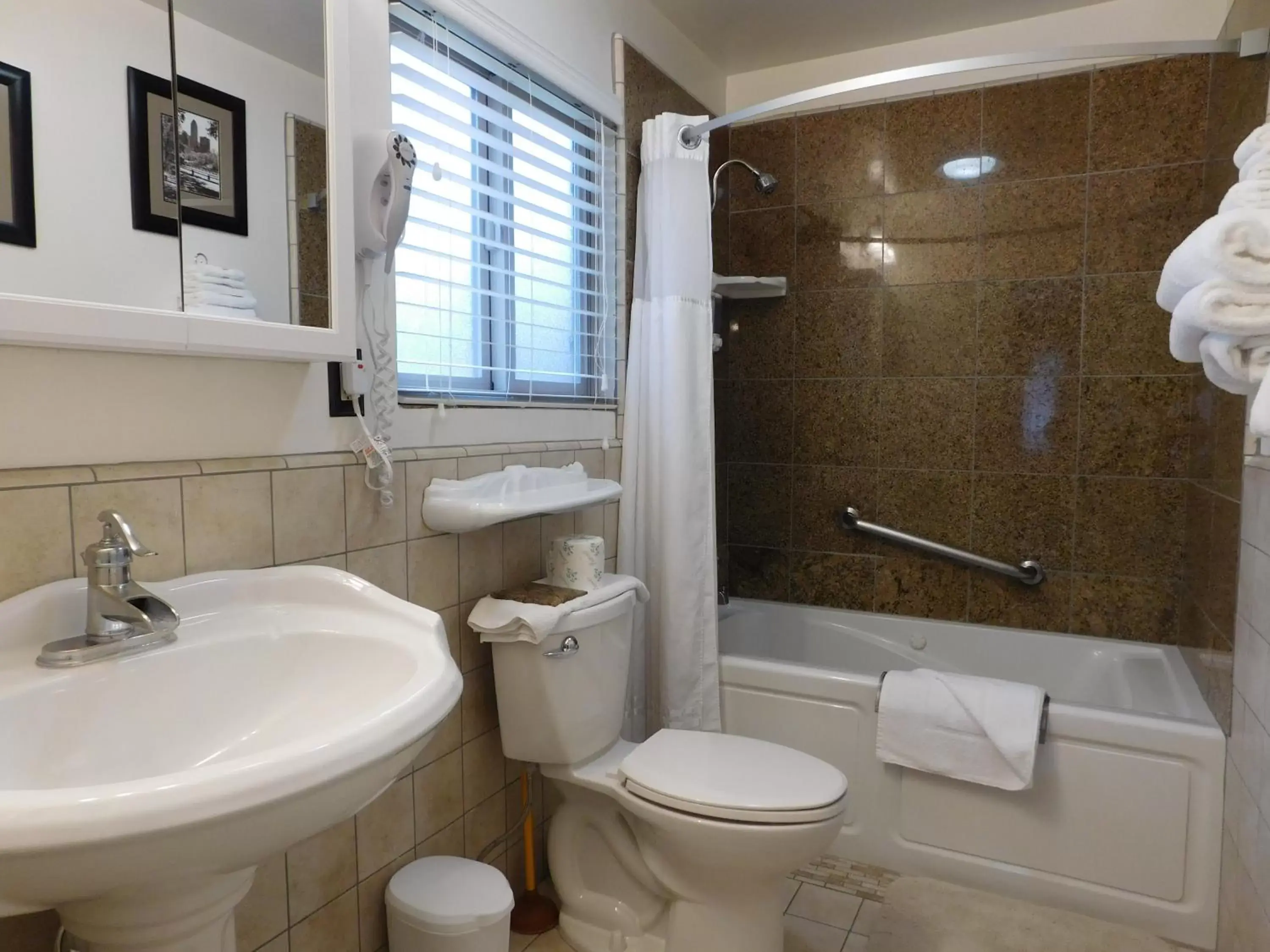 Bathroom in Andril Fireplace Cottages