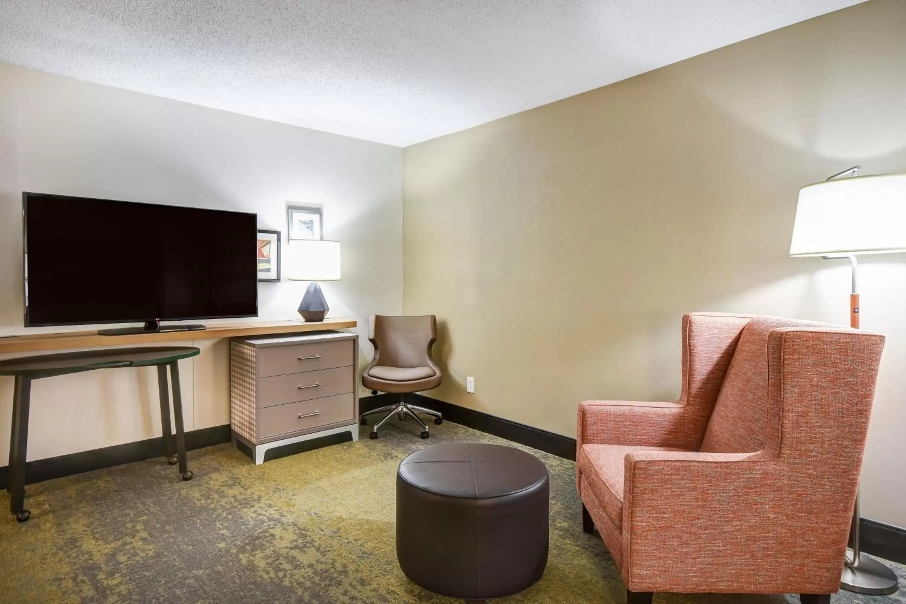 Photo of the whole room, TV/Entertainment Center in Holiday Inn - Allentown I-78 & Rt. 222, an IHG Hotel