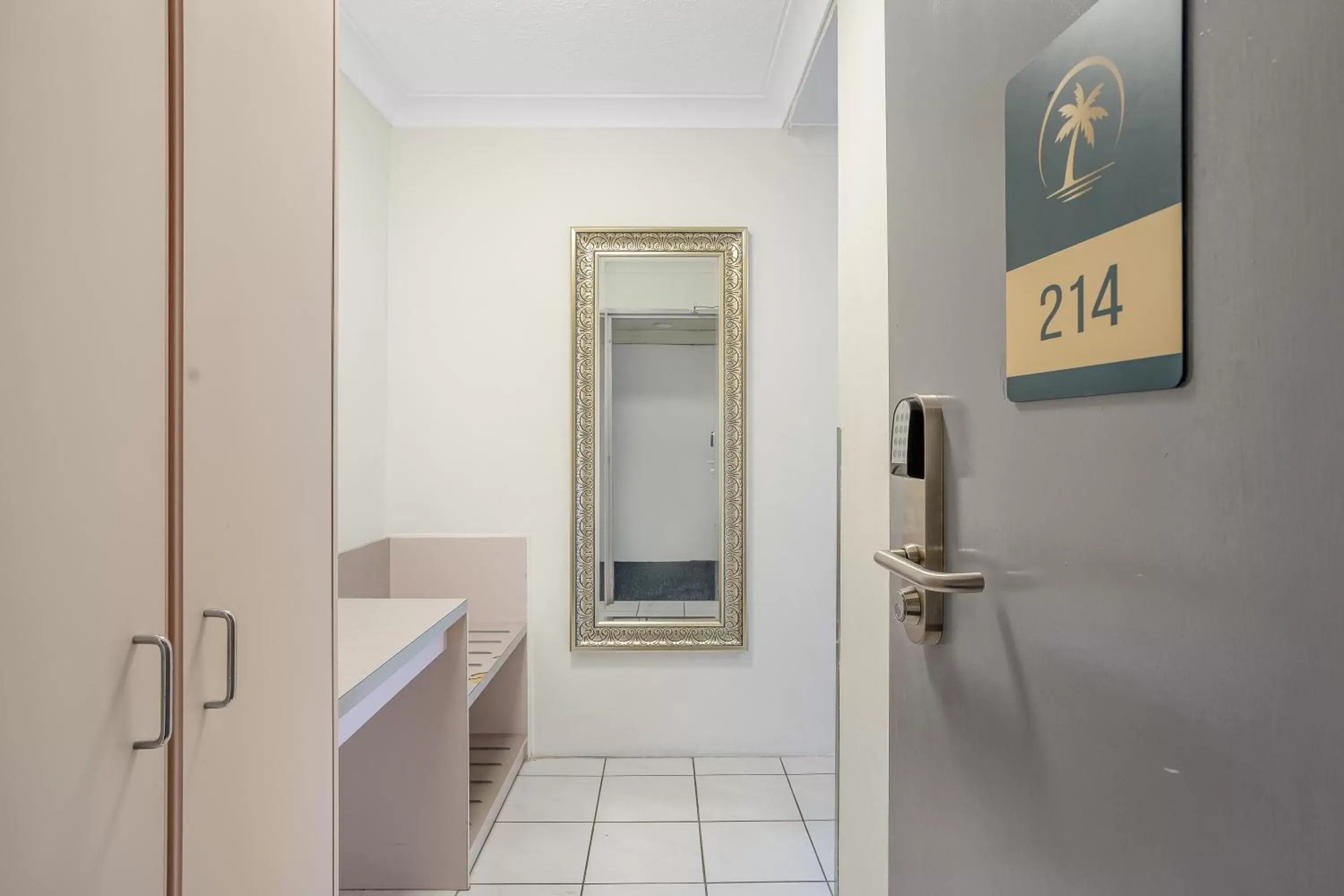 wardrobe, Bathroom in Nelson Towers Motel & Apartments