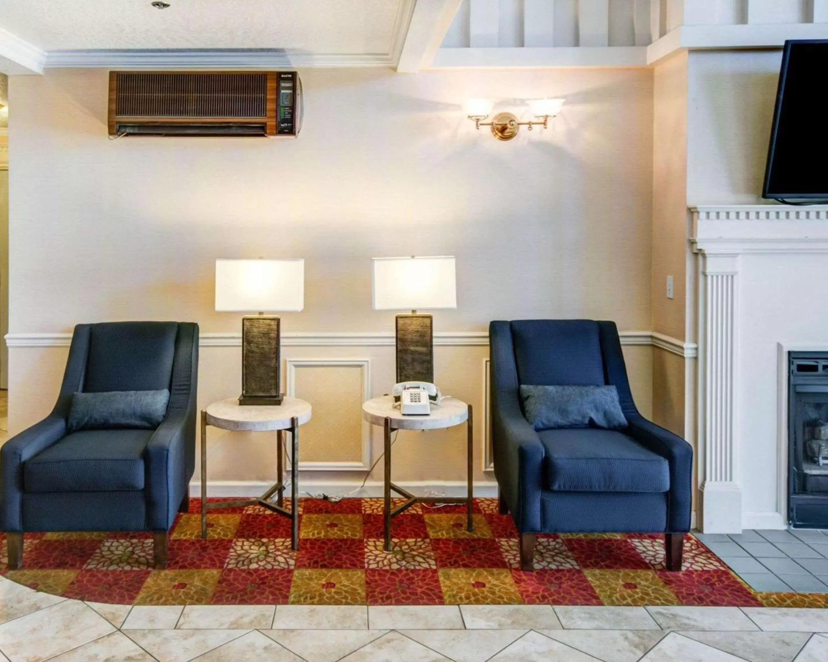 Lobby or reception, Seating Area in Comfort Inn Redding