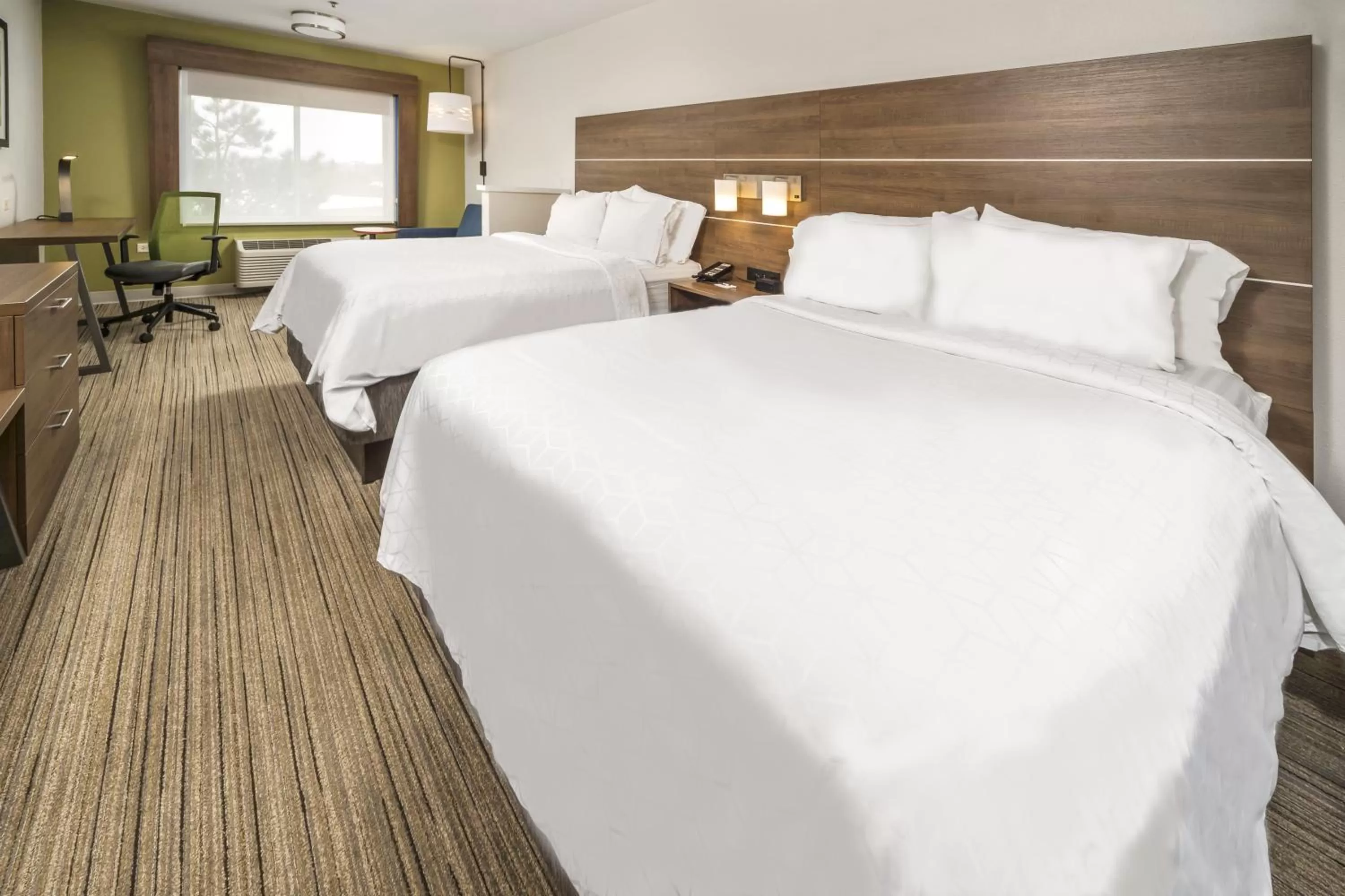 Photo of the whole room, Bed in Holiday Inn Express Chicago Northwest-Vernon Hills by IHG