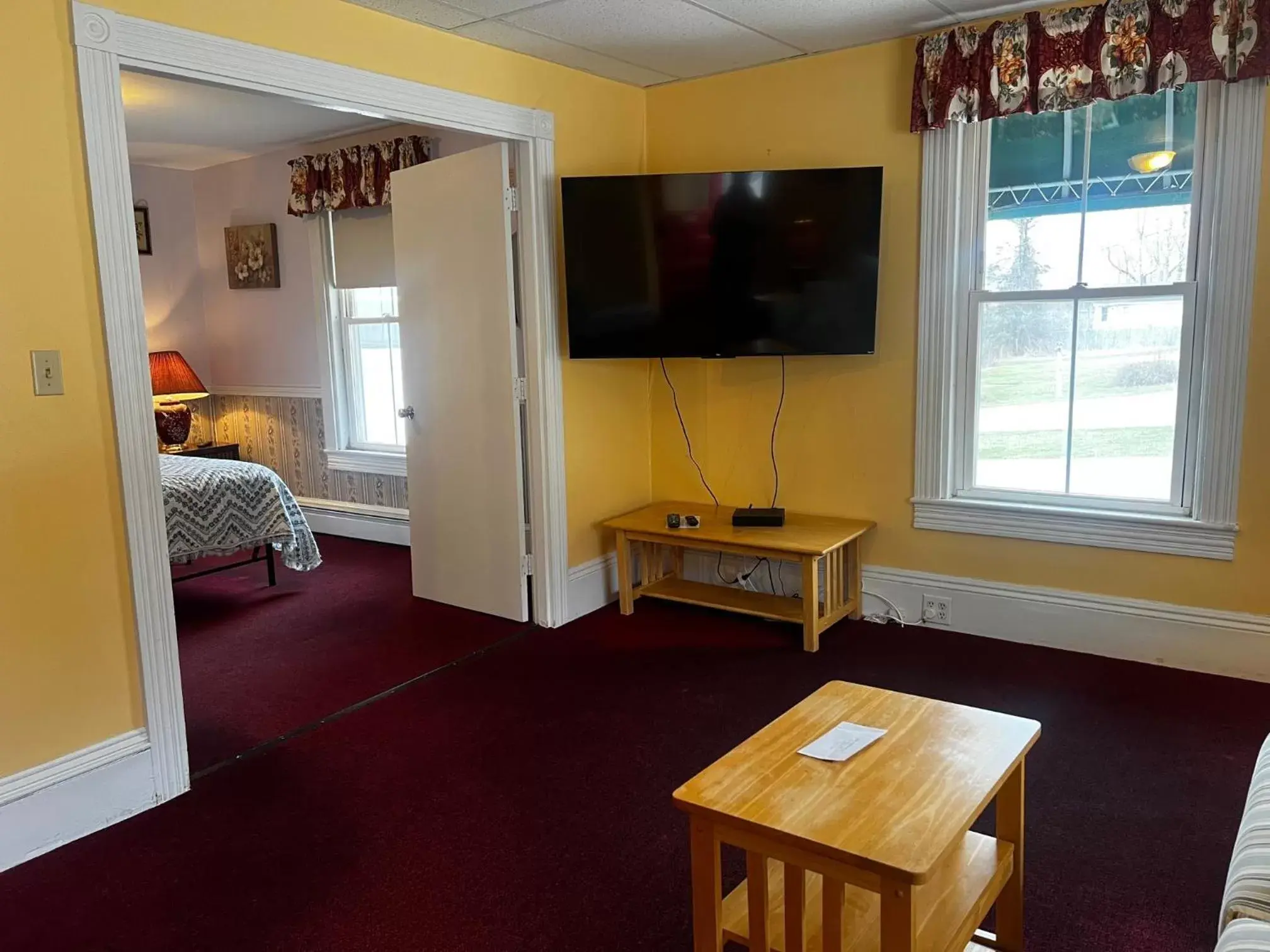 TV/Entertainment Center in Claddagh Motel & Suites