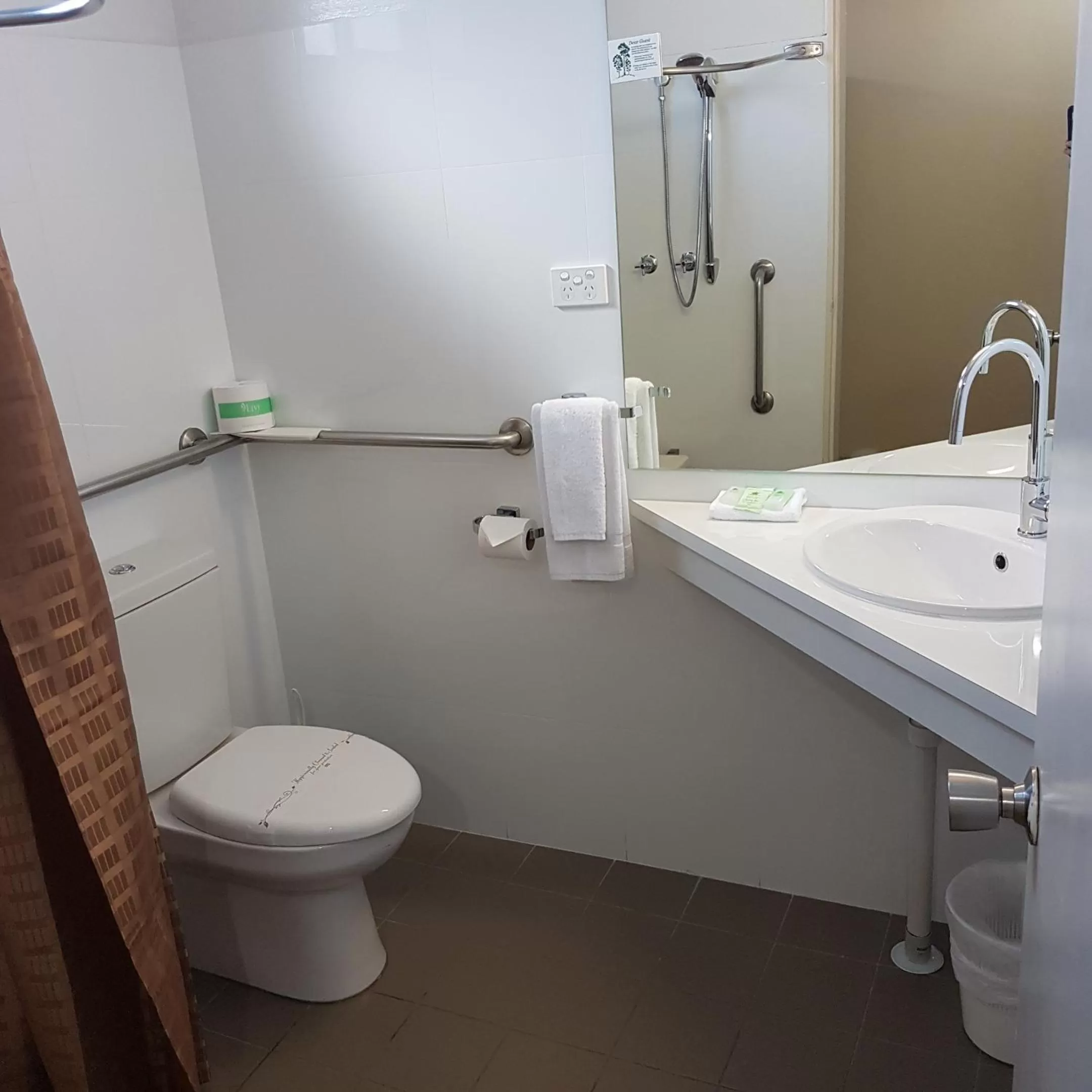 Bathroom in Chelsea Motor Inn