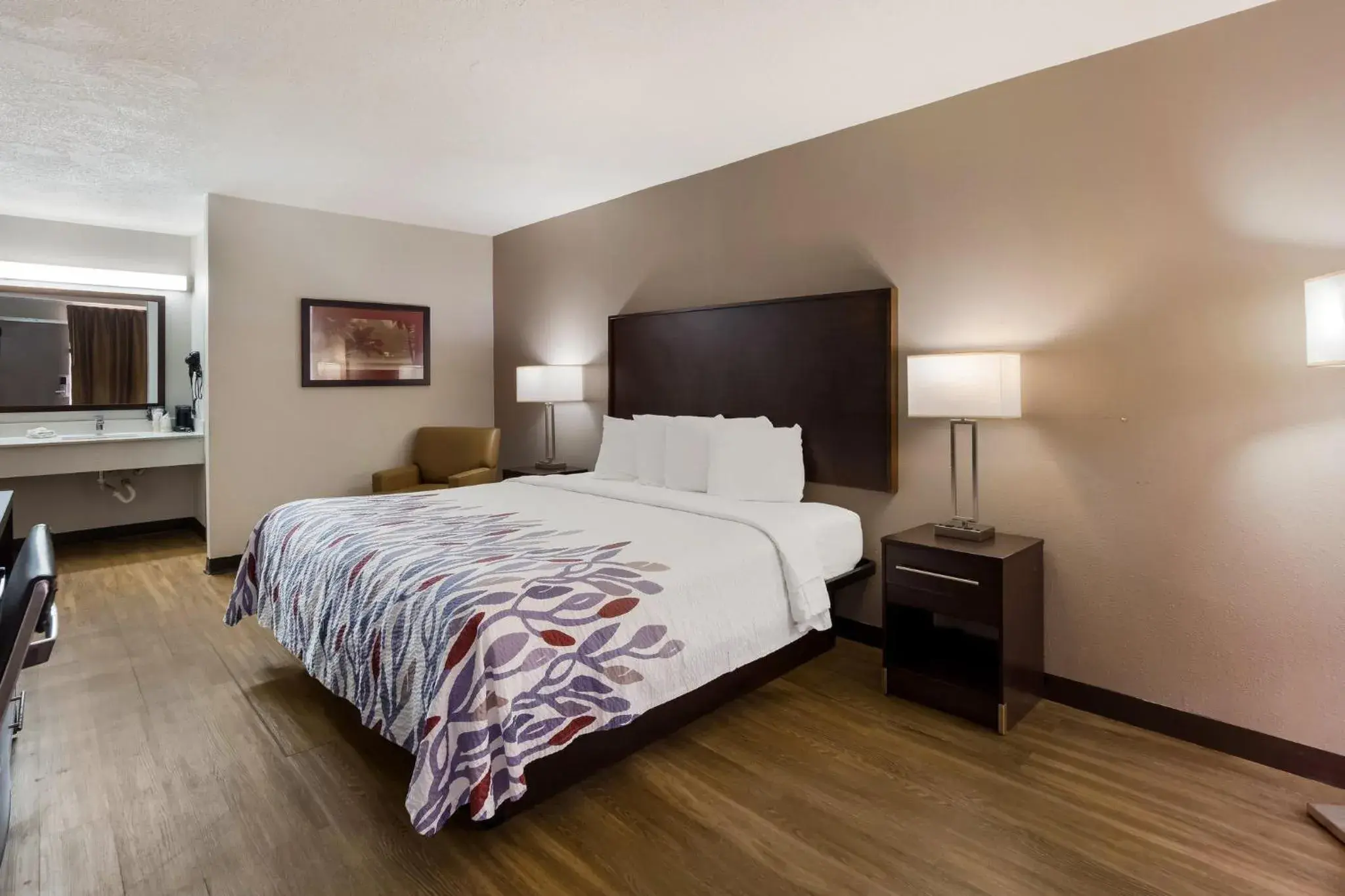 Bedroom, Bed in Red Roof Inn Columbia, SC Airport