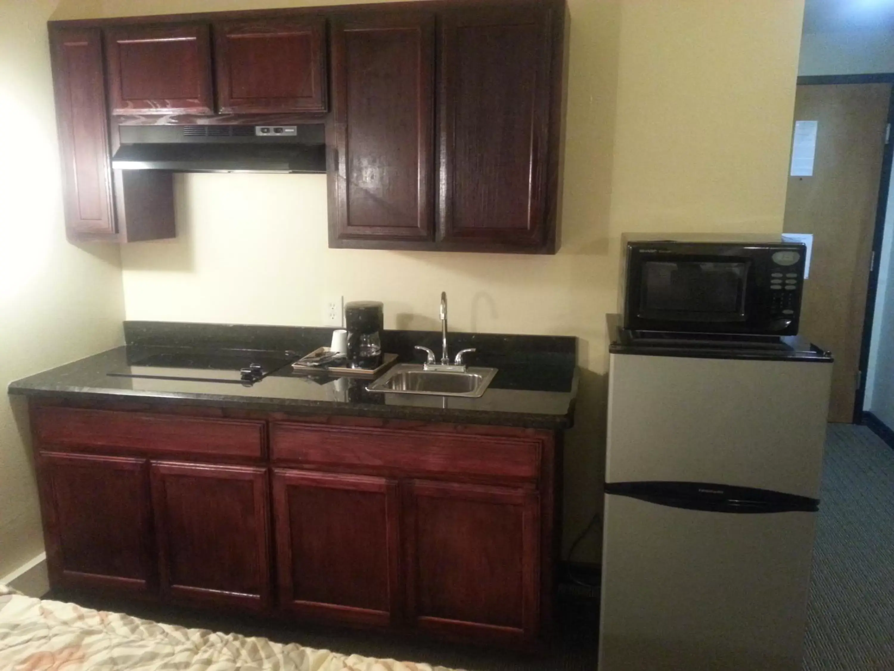 Kitchen or kitchenette, Kitchen/Kitchenette in Blue Bay Inn and Suites