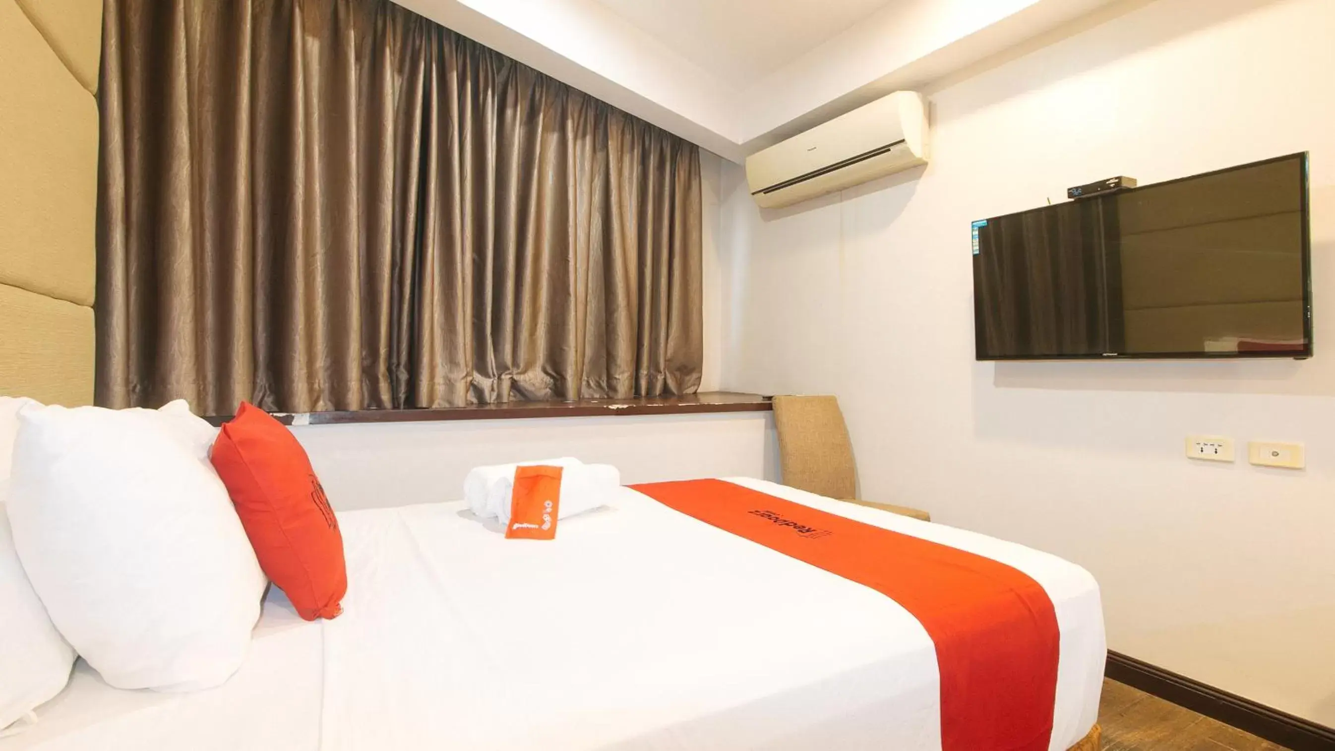 Photo of the whole room, Bed in RedDoorz Premium @ West Avenue Quezon City