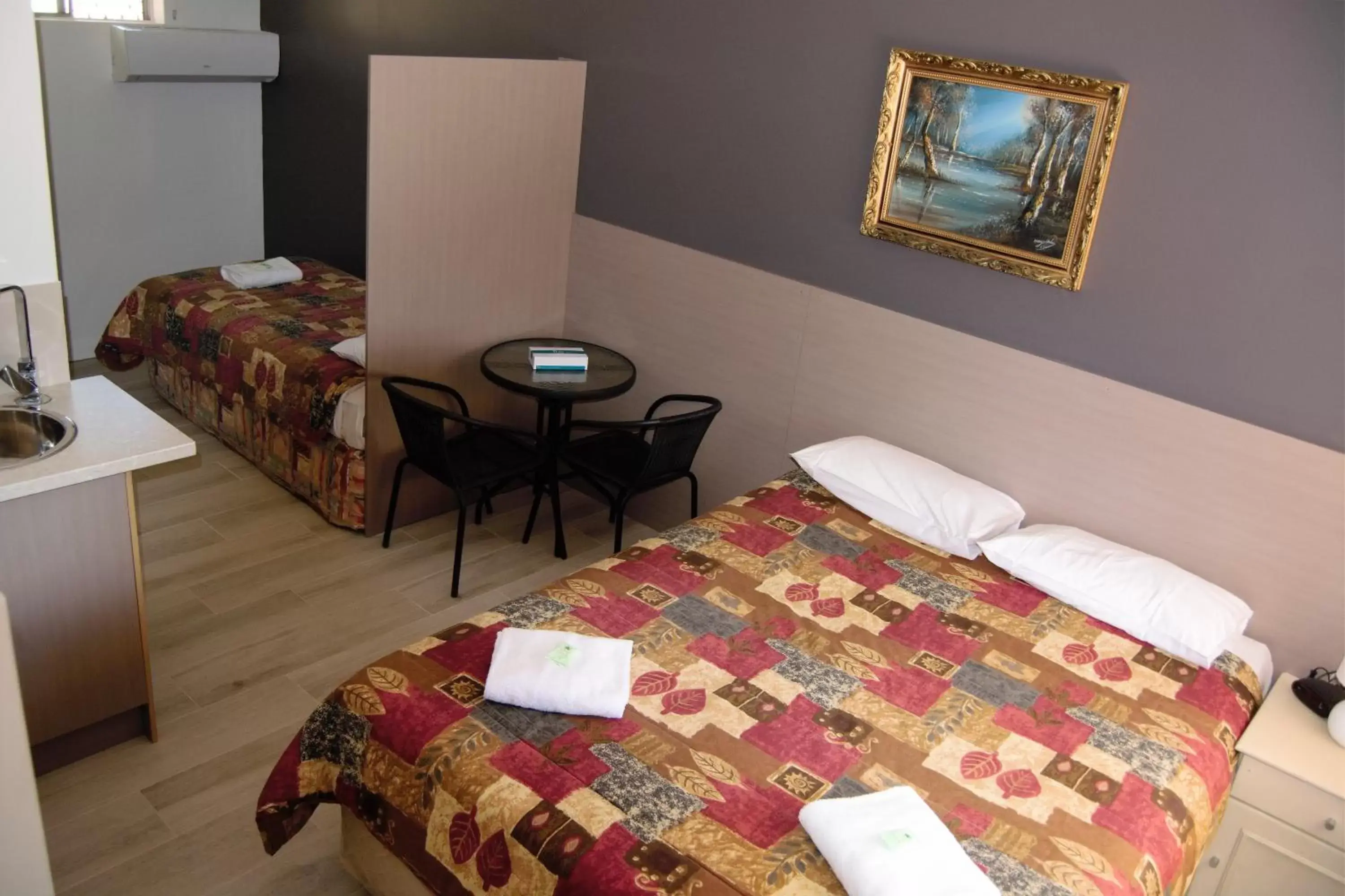 Bed in Civic Motor Inn Bed in Civic Motor Inn