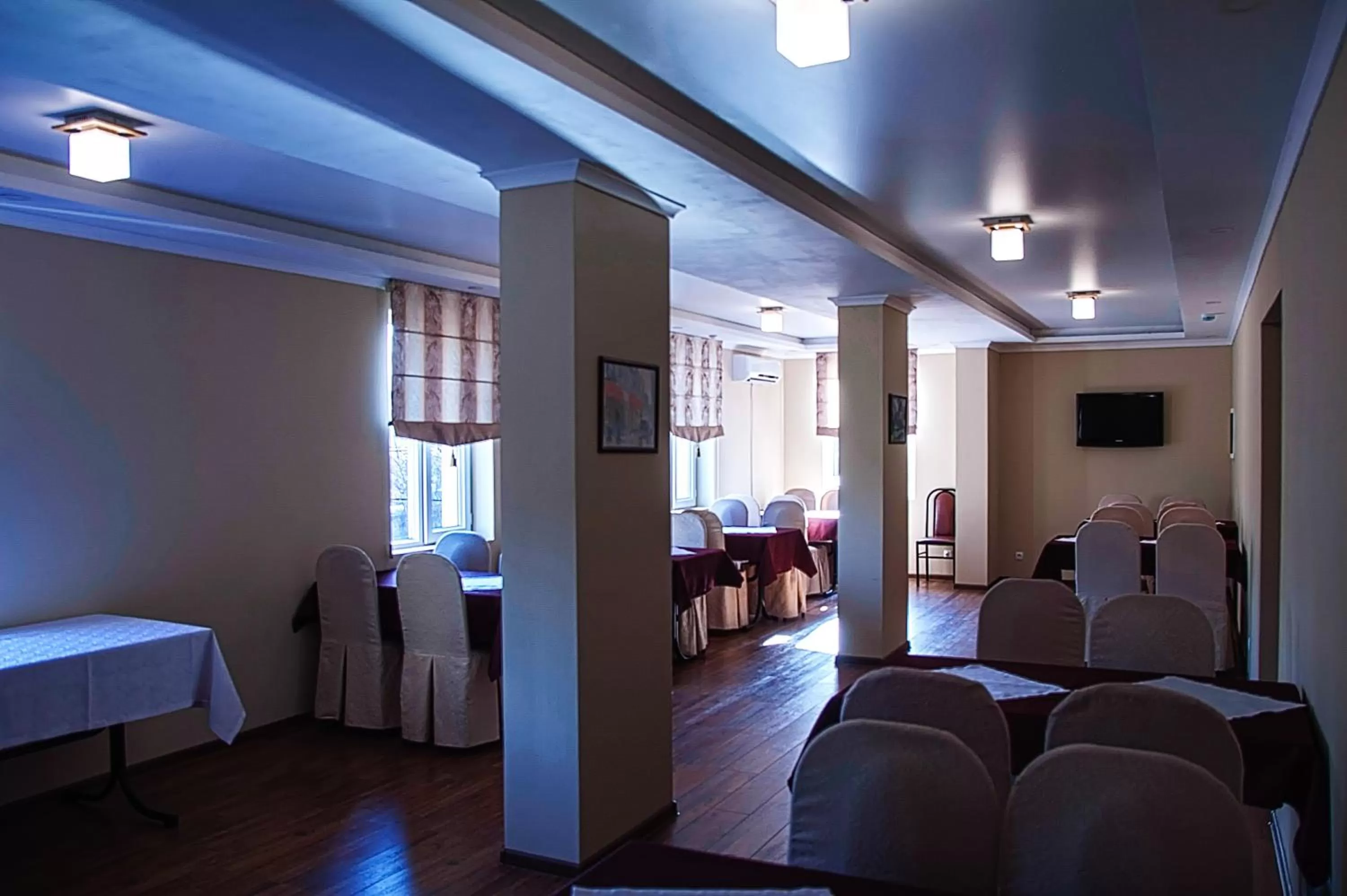 Restaurant/places to eat, Bed in Salut Hotel