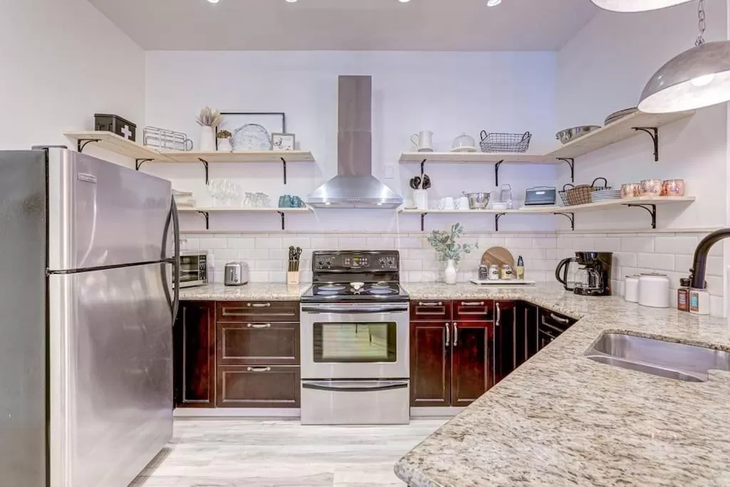 Kitchen or kitchenette in Mountain Retreat, Pool & Hot Tub, BBQ, Patio, King Bed, Sleeps 6!